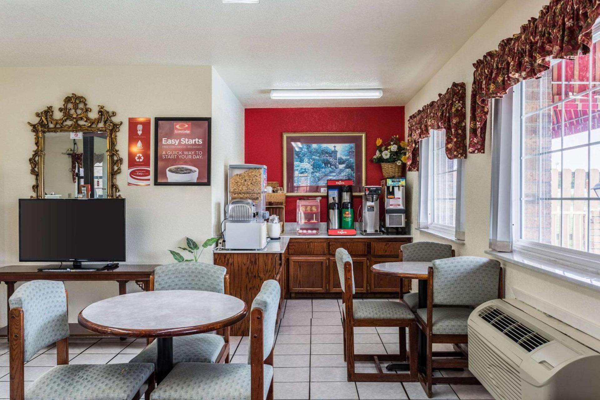 Econo Lodge & Suites Brinkley photo 11