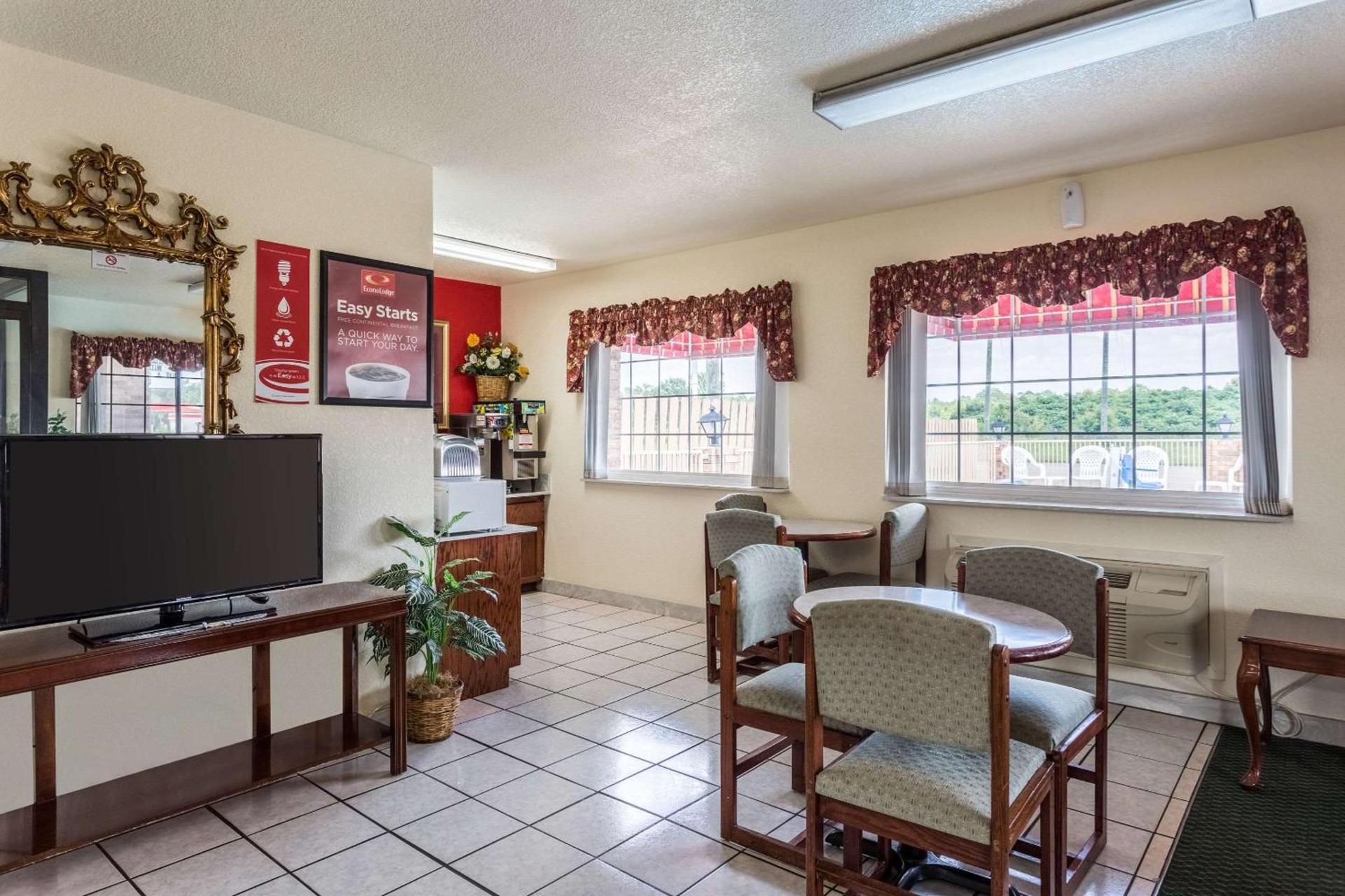 Econo Lodge & Suites Brinkley photo 12