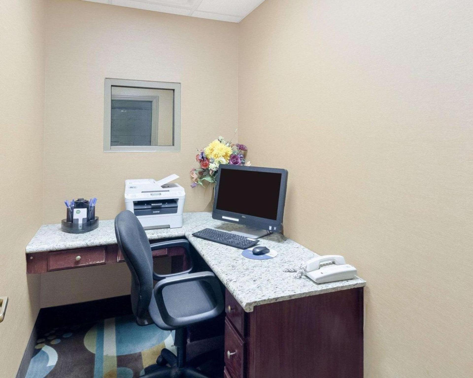 Comfort Inn & Suites Fayetteville-University Area photo 8