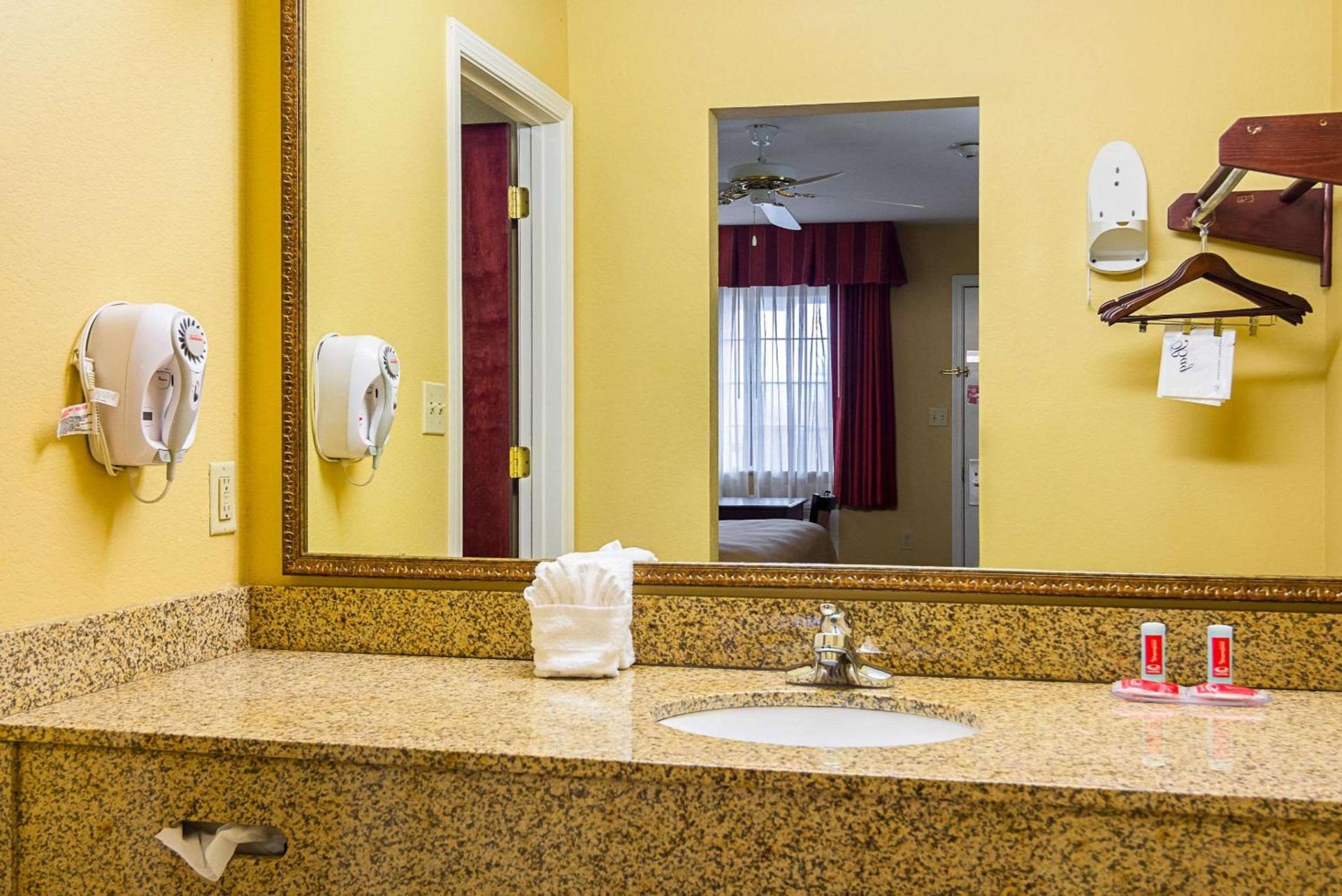 Econo Lodge Inn & Suites Bryant photo 5
