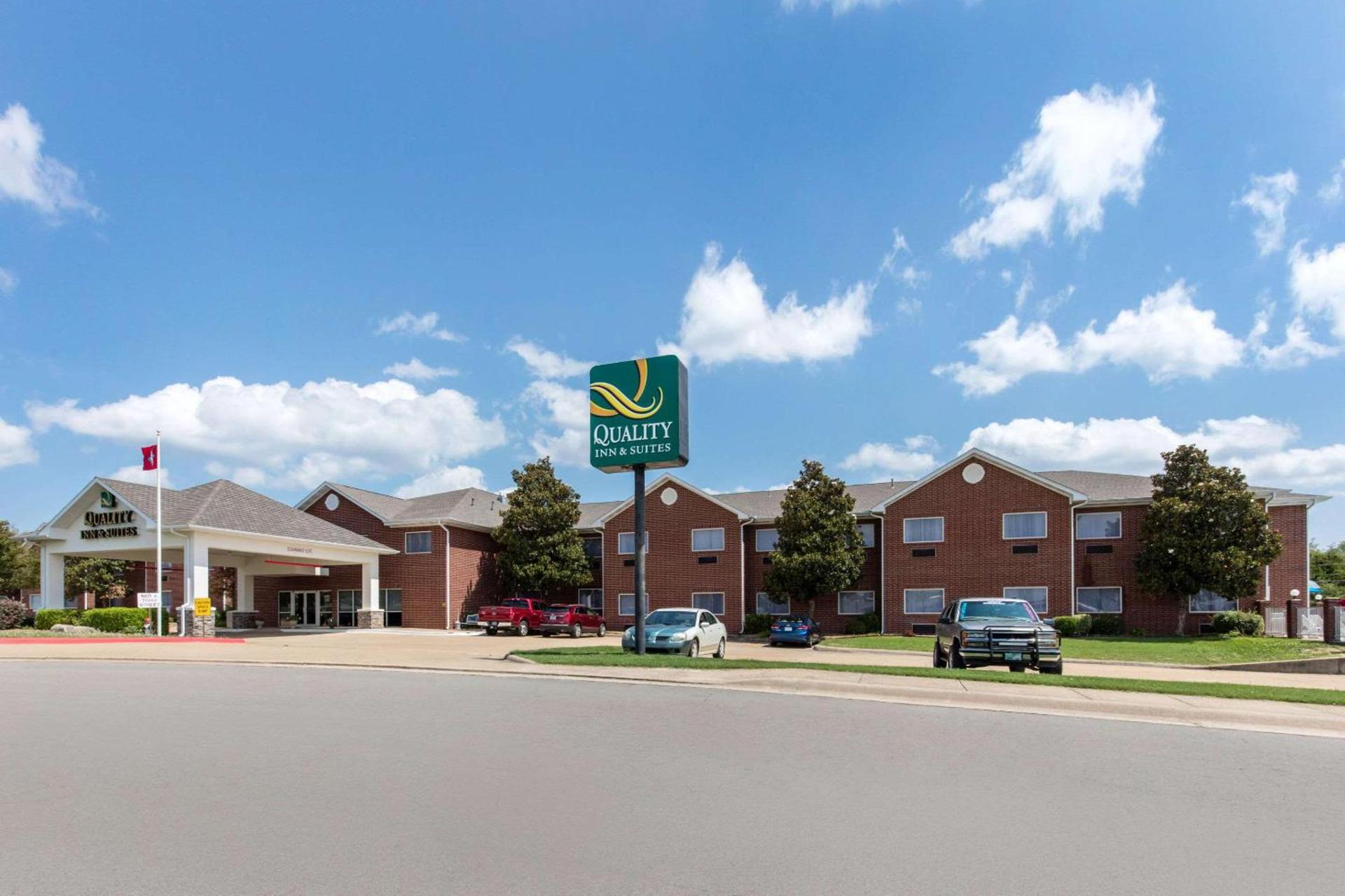 Quality Inn & Suites Mountain Home North photo 2