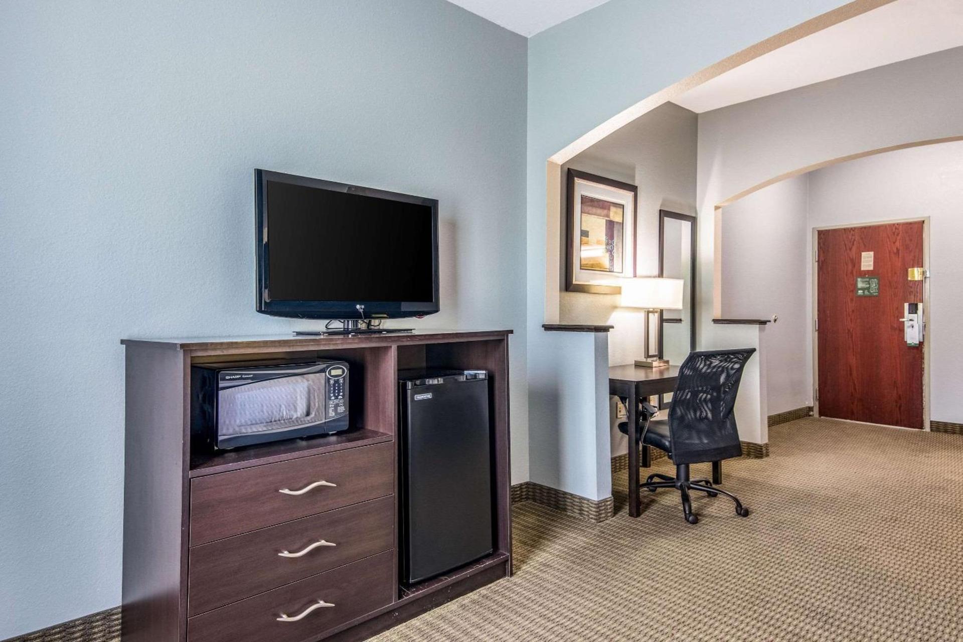 Quality Suites Maumelle - Little Rock Northwest photo 25
