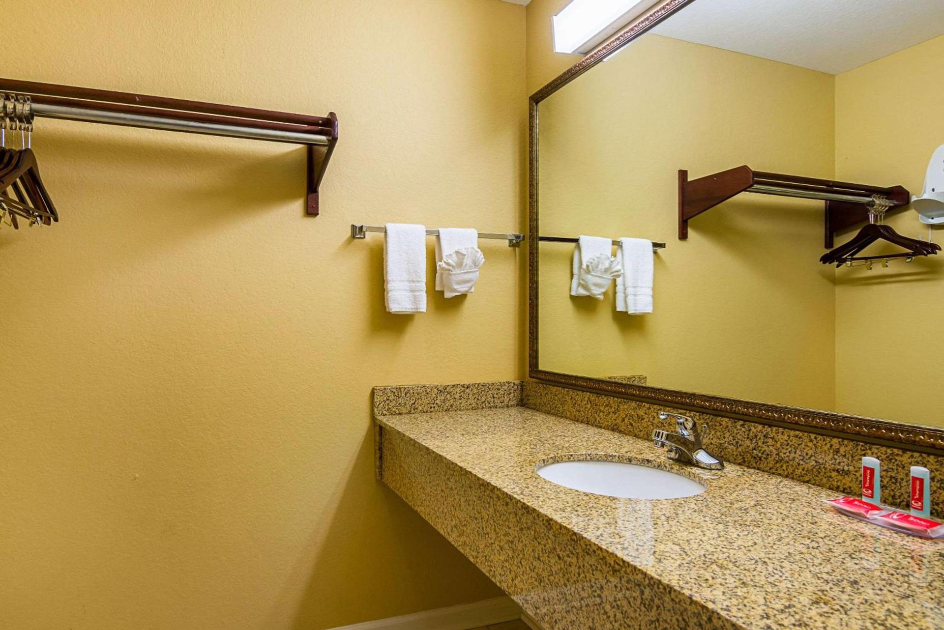 Econo Lodge Inn & Suites Bryant photo 4