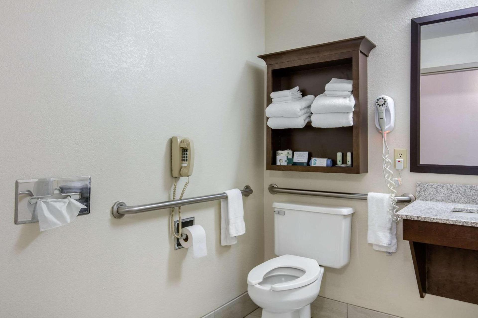 Quality Inn & Suites Mountain Home North photo 26