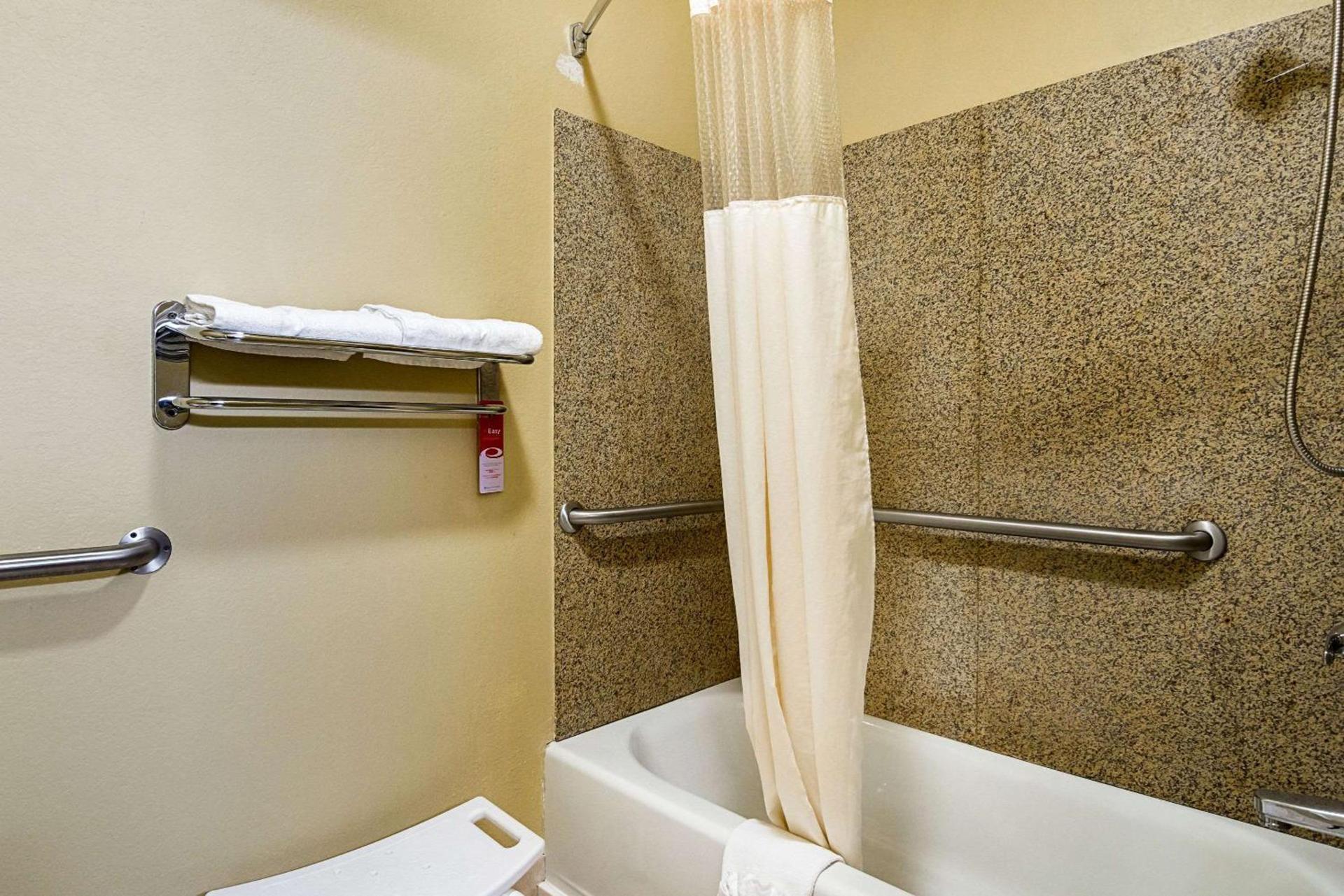 Econo Lodge Inn & Suites Bryant photo 3