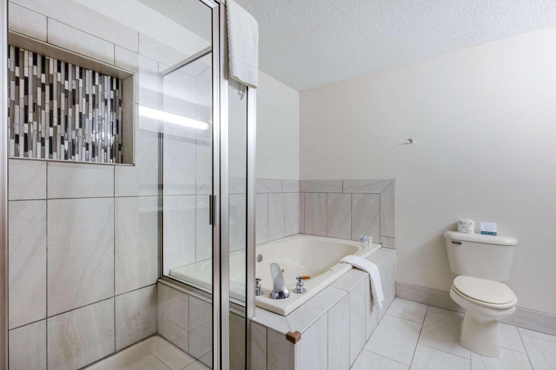 Quality Inn & Suites Mountain Home North photo 31