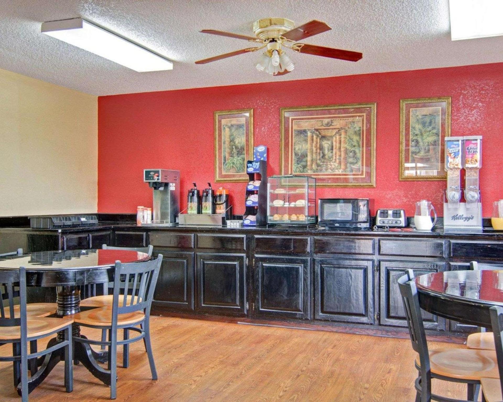Econo Lodge Pine Bluff photo 10