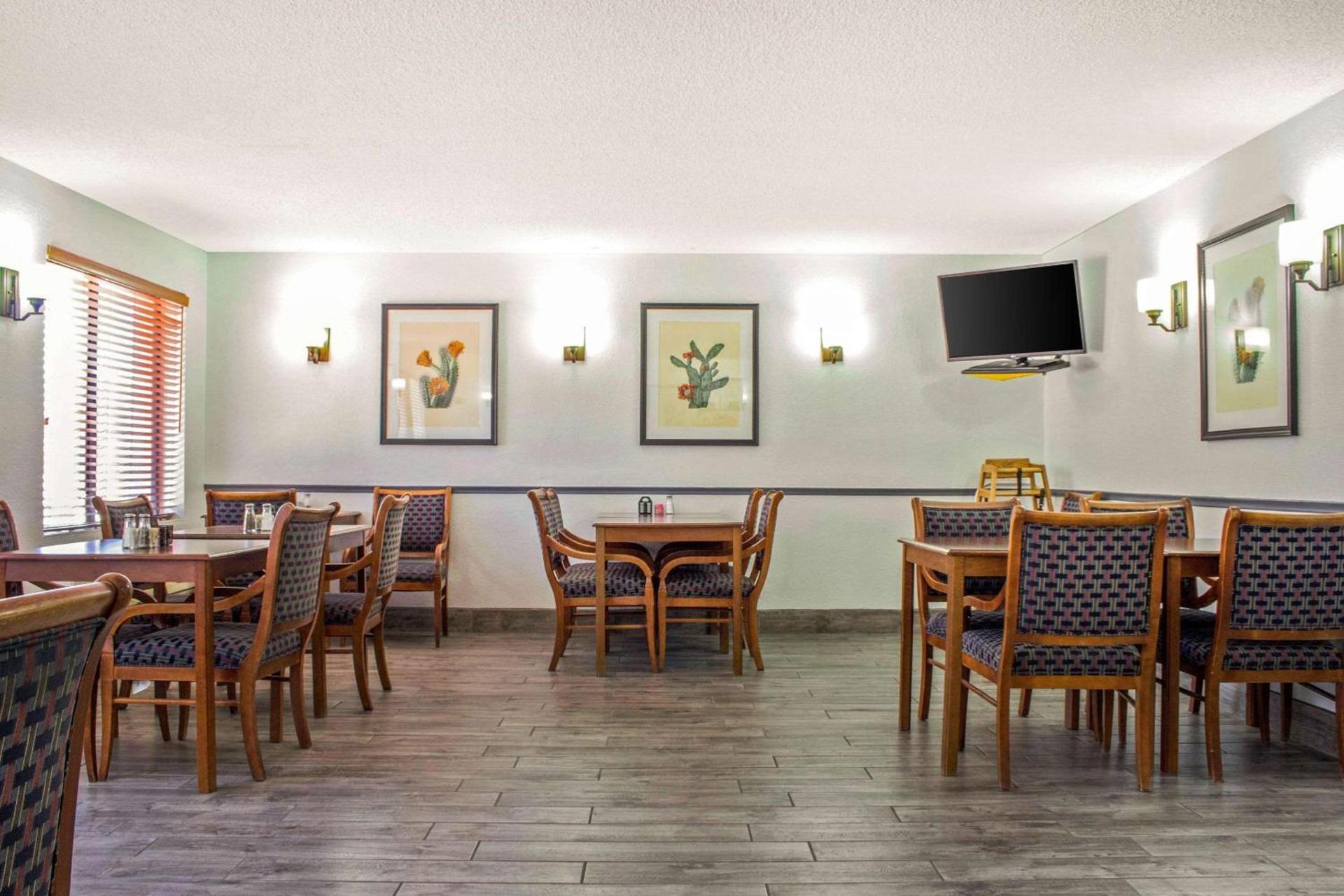 Quality Inn Benson I-10 Exit 304 photo 14