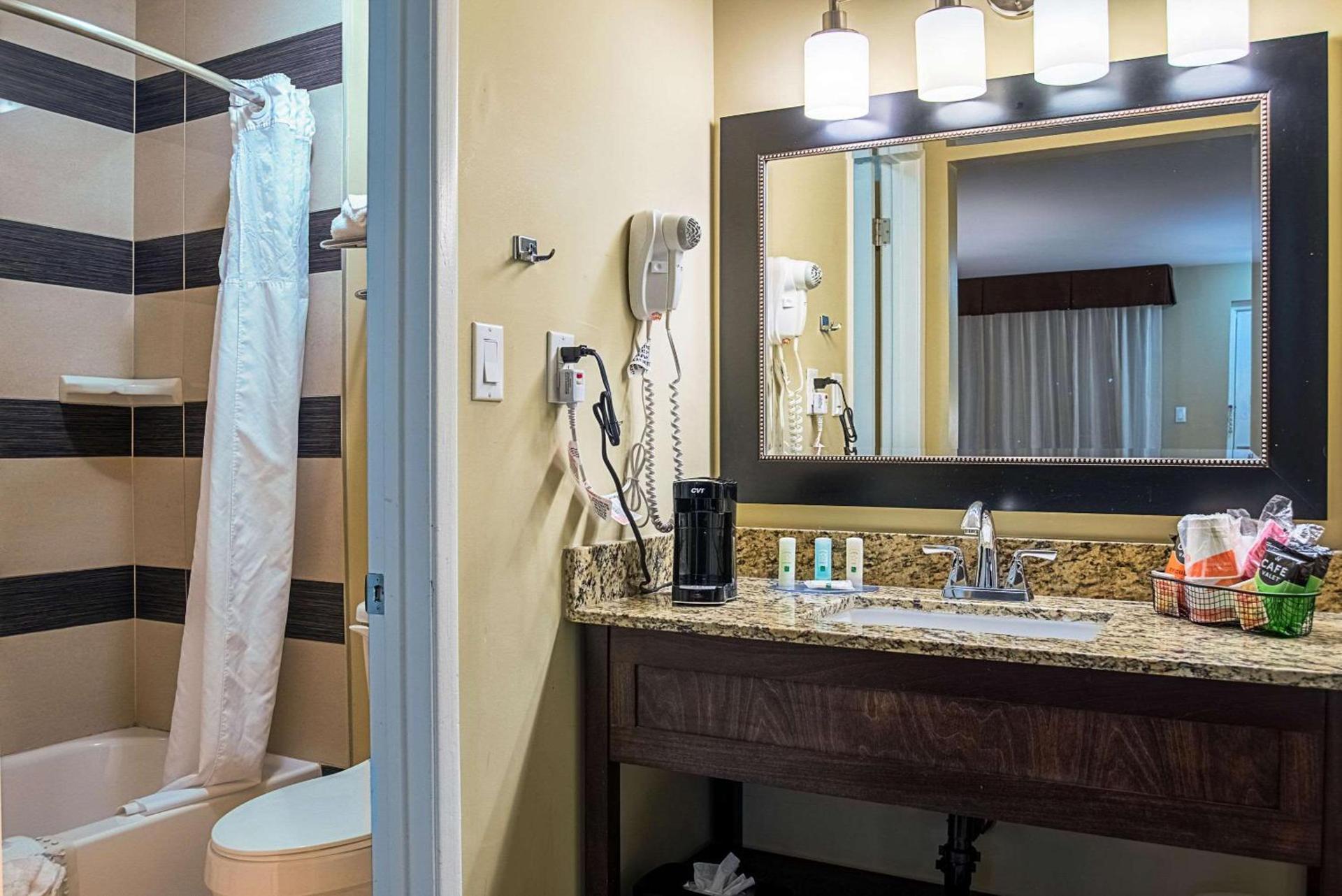 Quality Inn & Suites Phoenix NW - Sun City photo 11