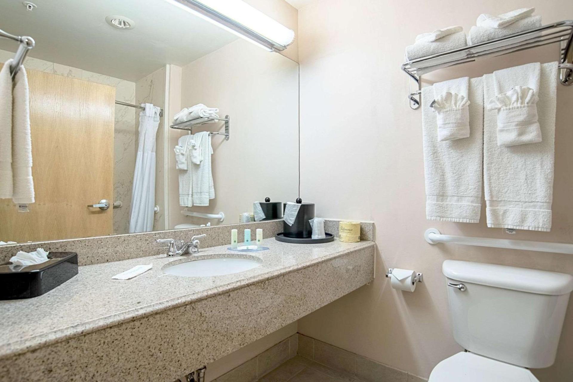 Quality Inn & Suites Phoenix NW - Sun City photo 25
