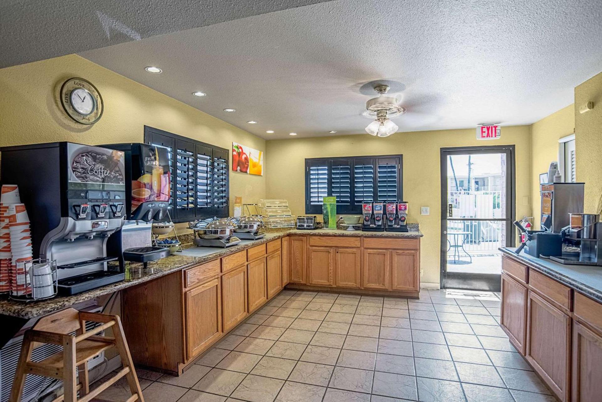 Quality Inn & Suites Phoenix NW - Sun City photo 31