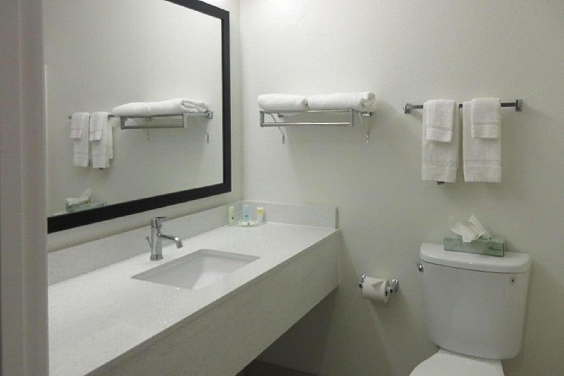 Quality Inn & Suites Fresno Northwest photo 9