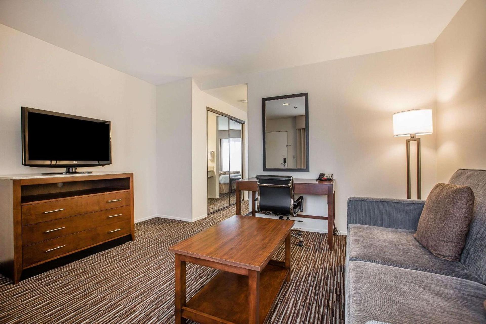Quality Inn & Suites Hermosa Beach photo 23