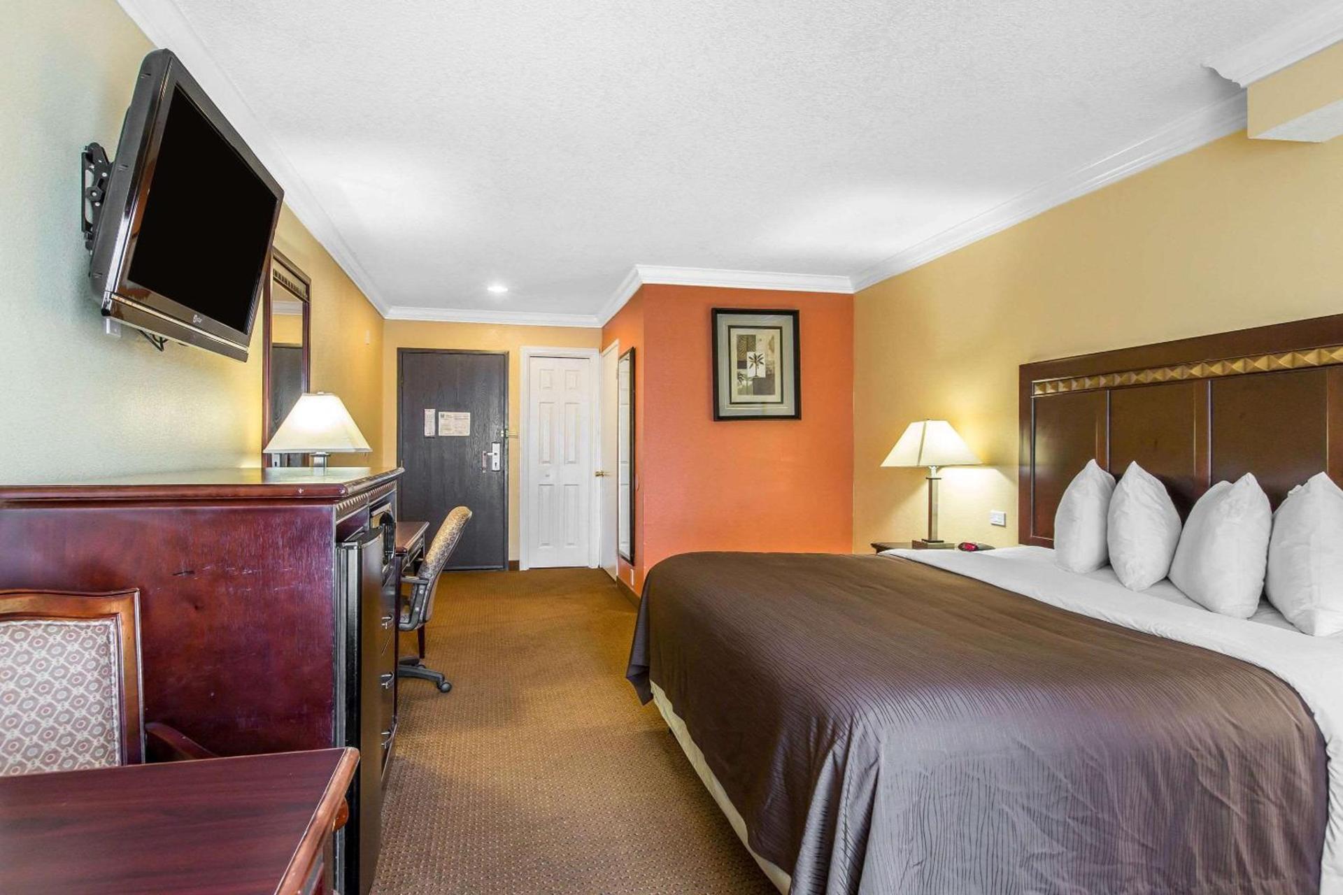 Quality Inn & Suites Bell Gardens-Los Angeles photo 24