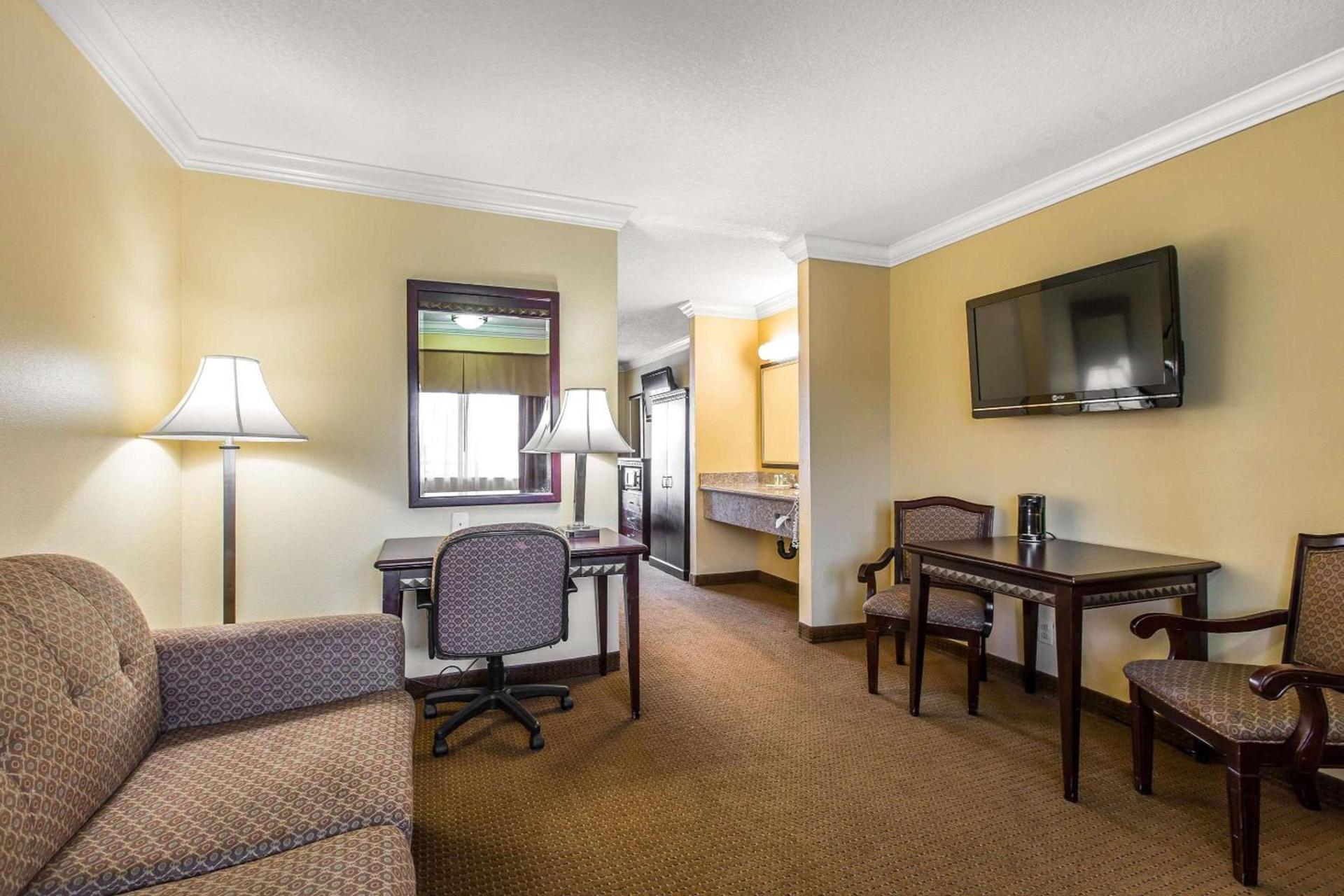 Quality Inn & Suites Bell Gardens-Los Angeles photo 15
