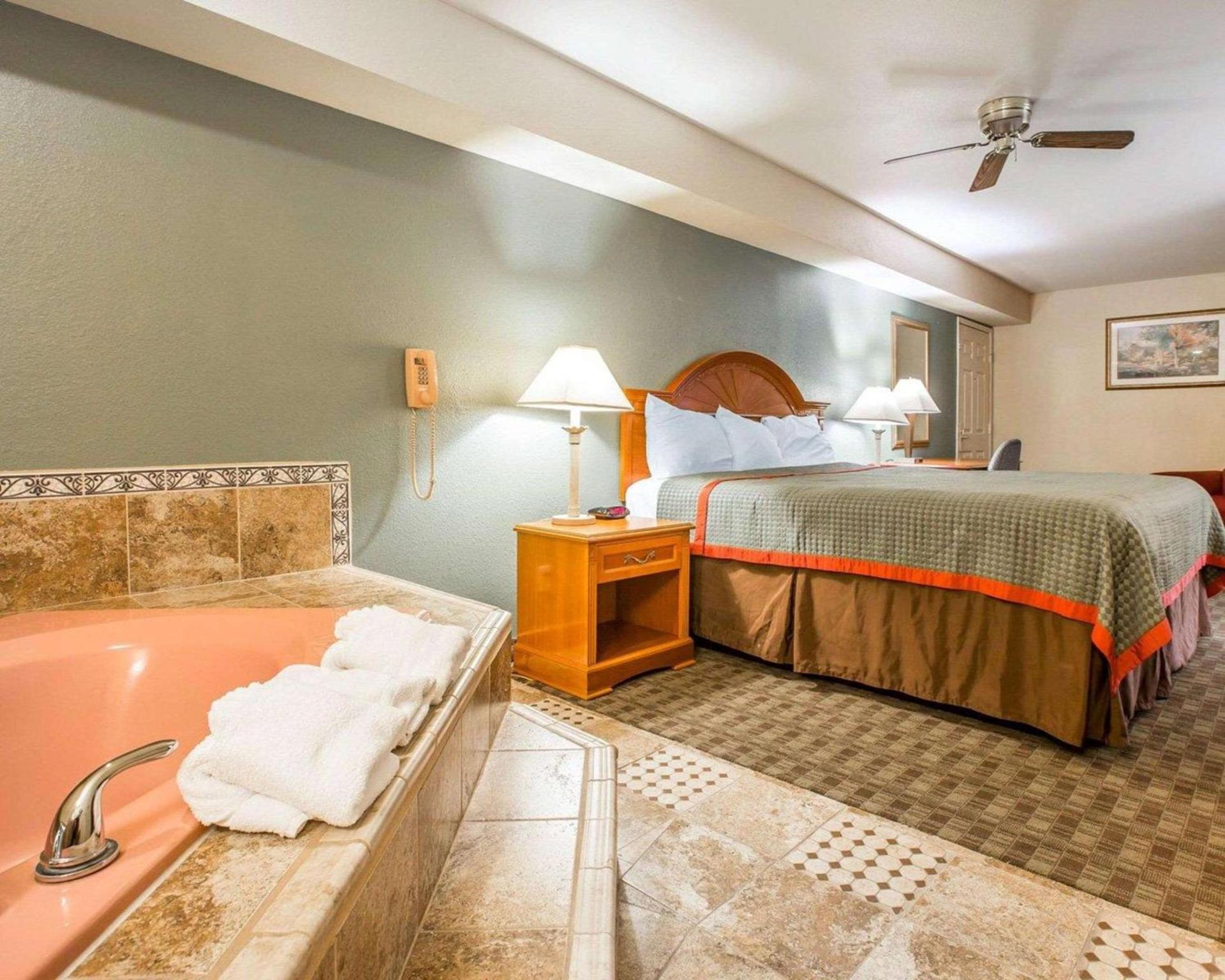 Rodeway Inn Delano photo 30