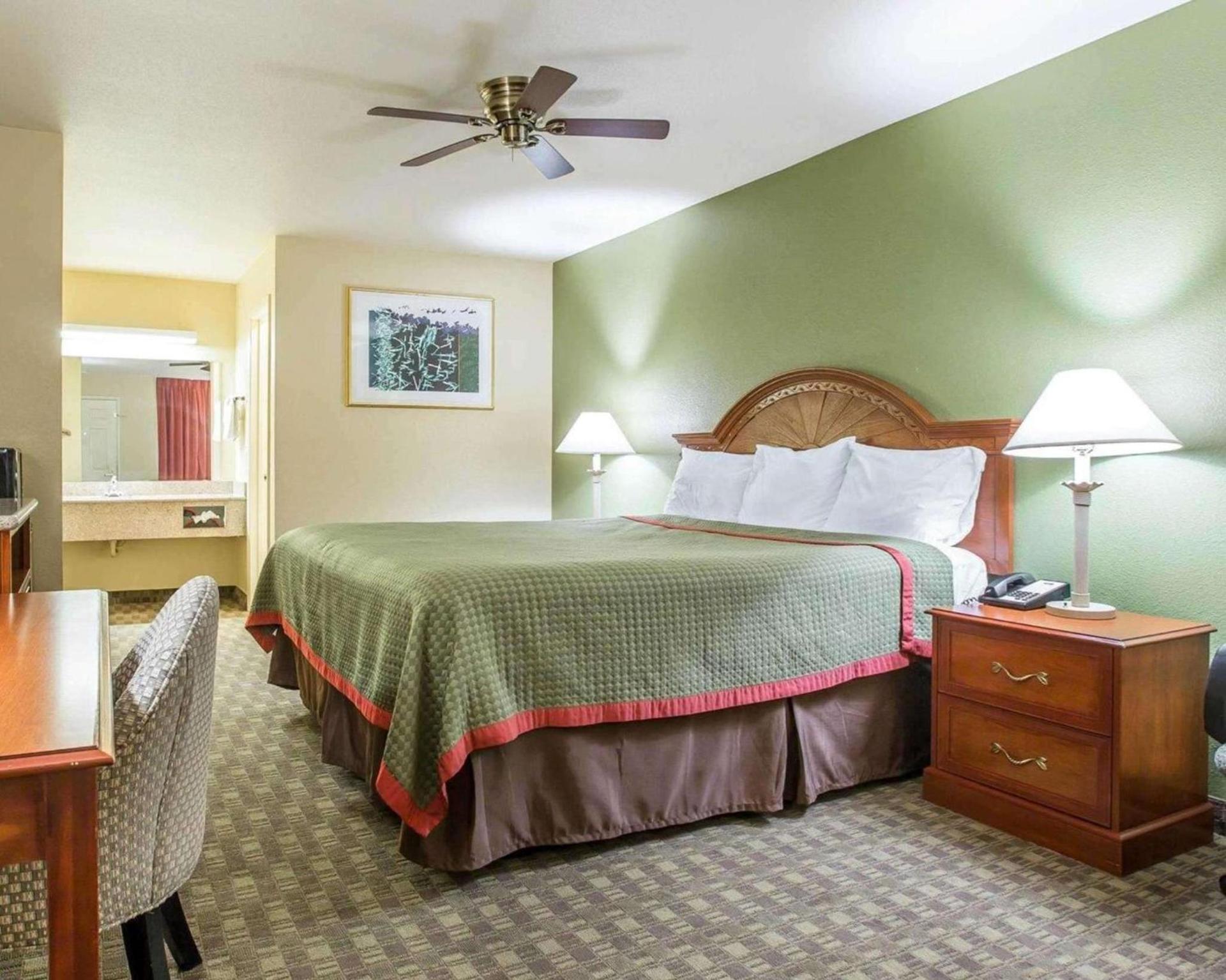Rodeway Inn Delano photo 3