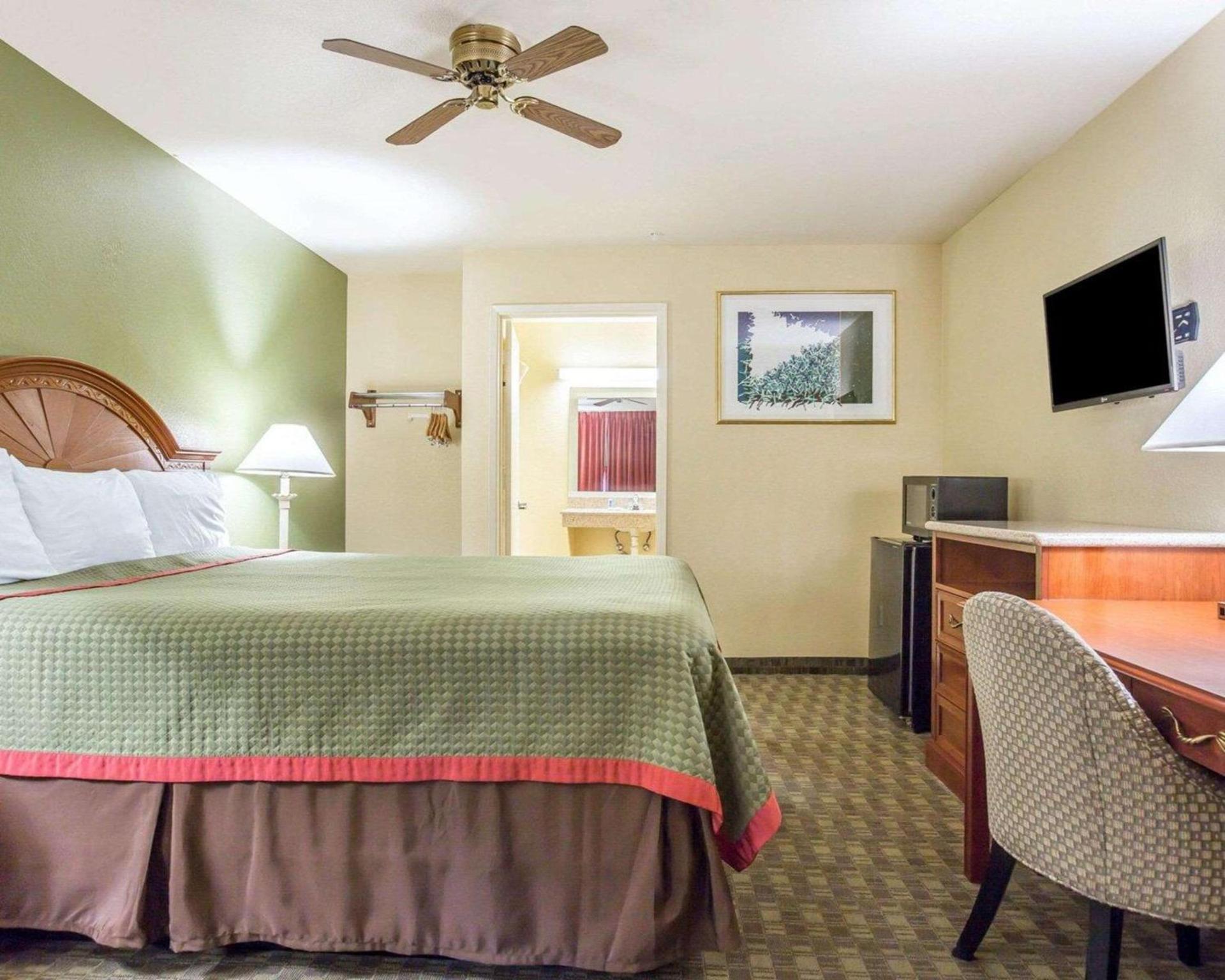 Rodeway Inn Delano photo 24