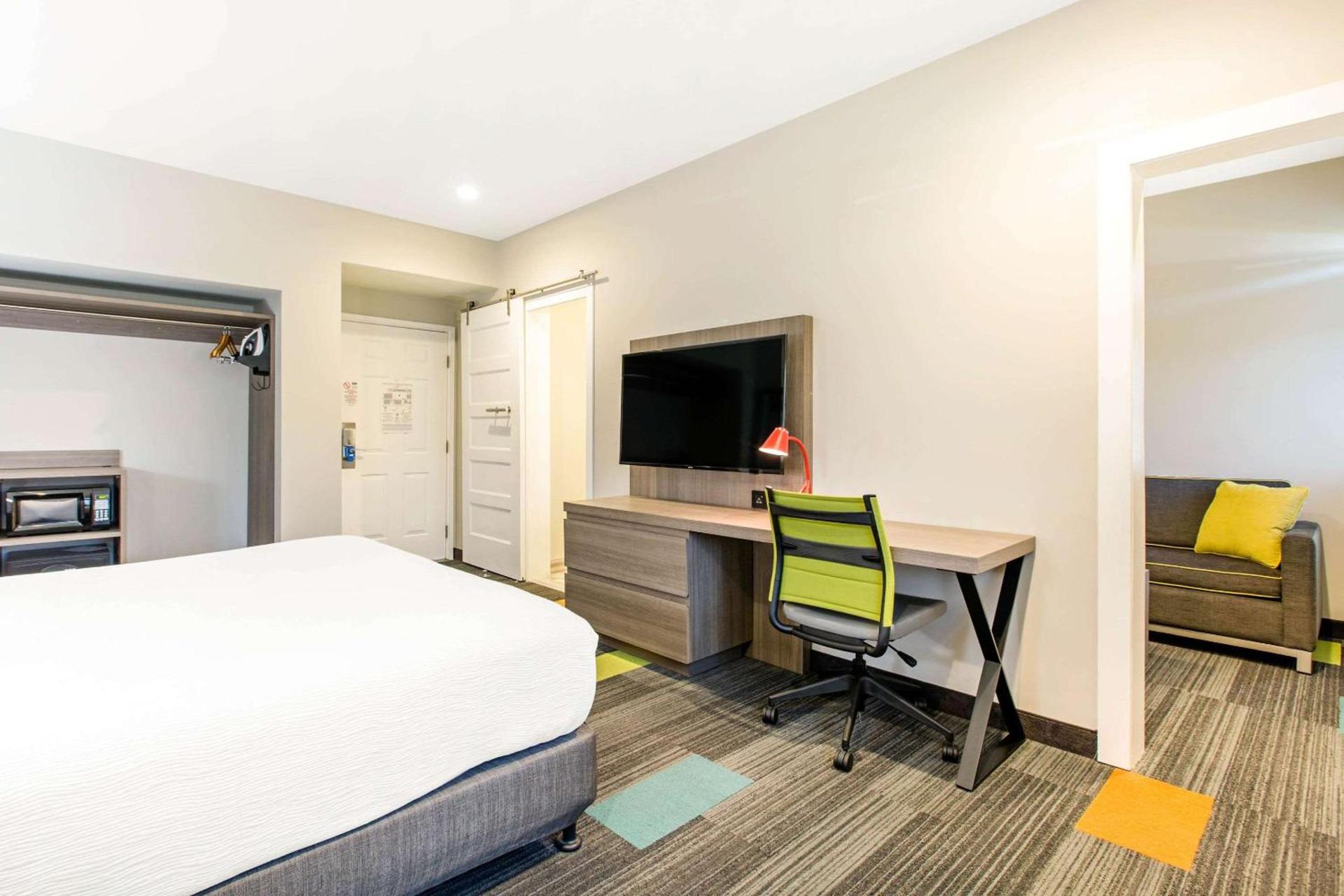 Rodeway Inn near Melrose Ave photo 9