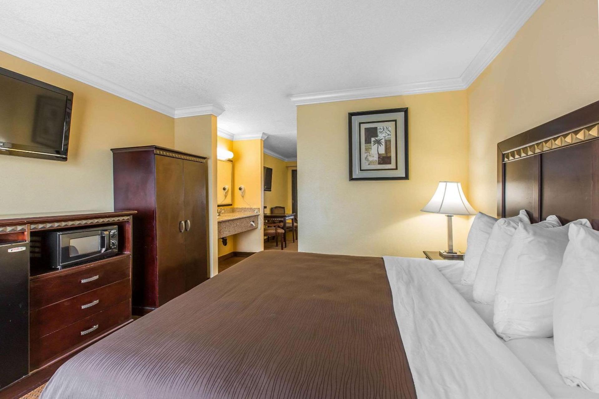 Quality Inn & Suites Bell Gardens-Los Angeles photo 4