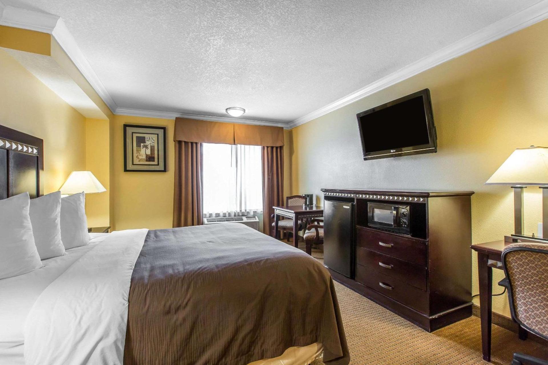 Quality Inn & Suites Bell Gardens-Los Angeles photo 2