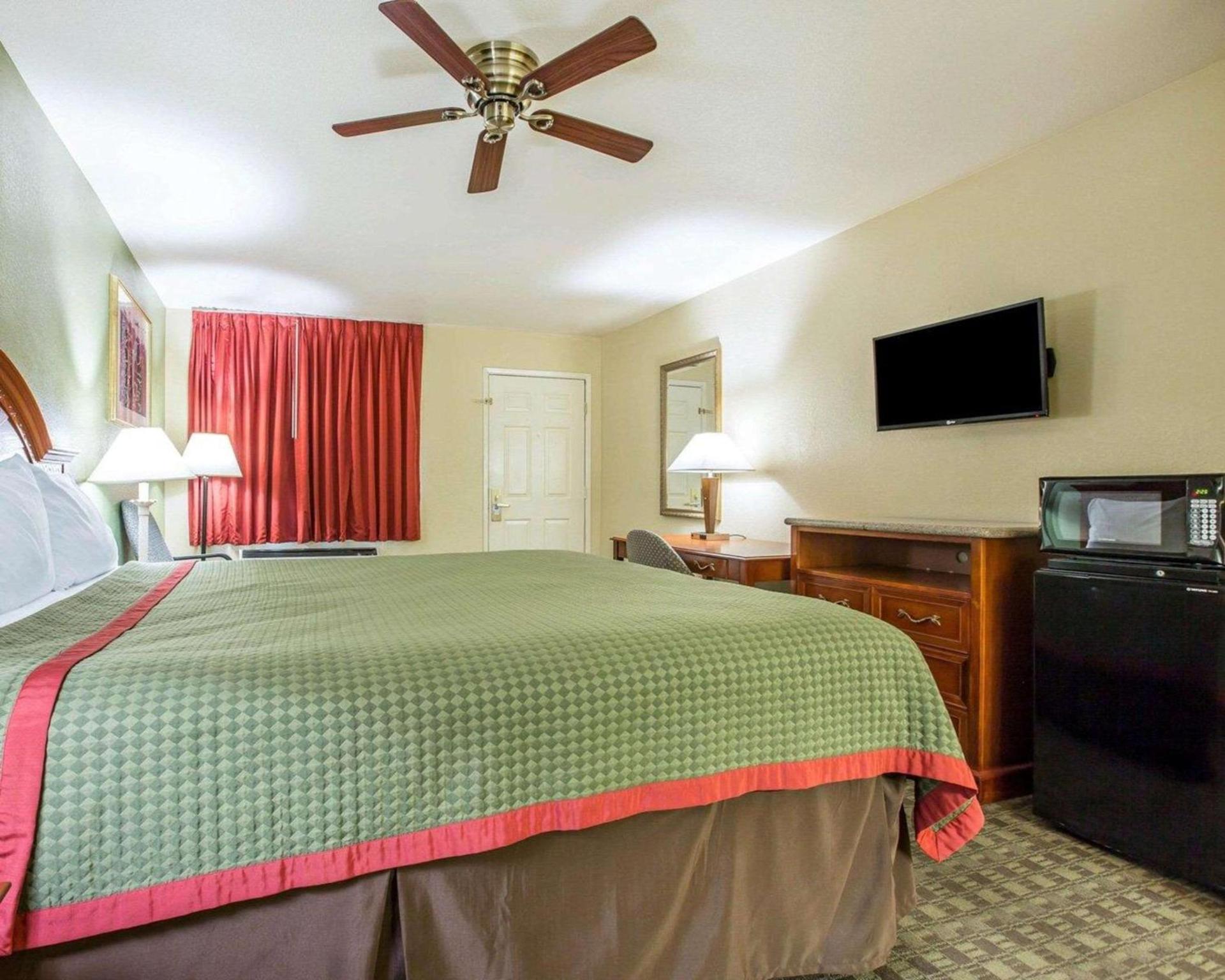 Rodeway Inn Delano photo 18