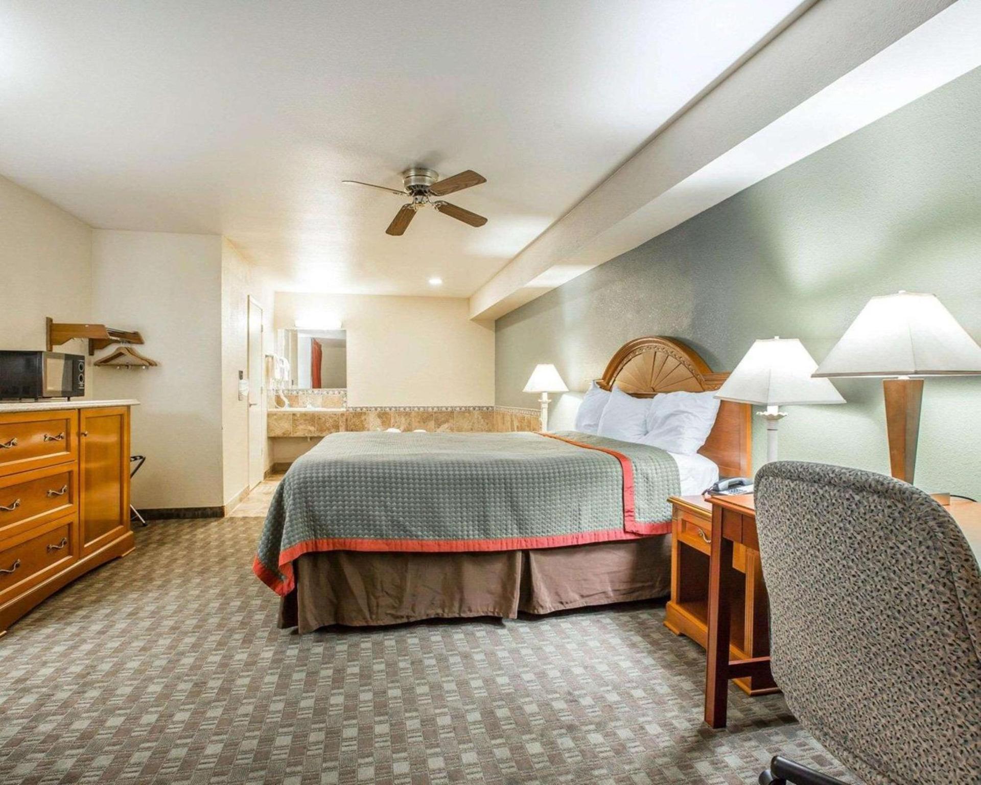 Rodeway Inn Delano photo 17