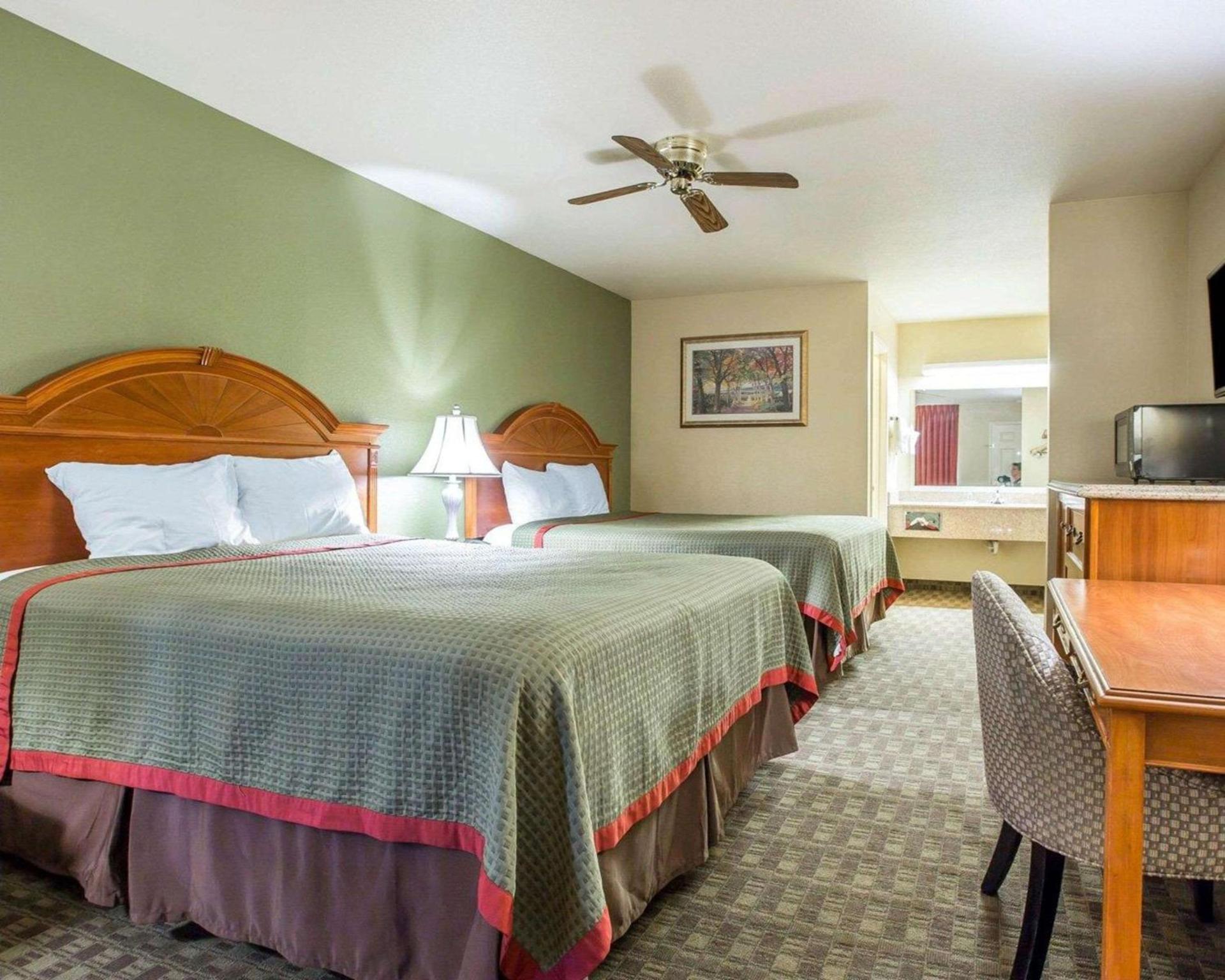 Rodeway Inn Delano photo 16