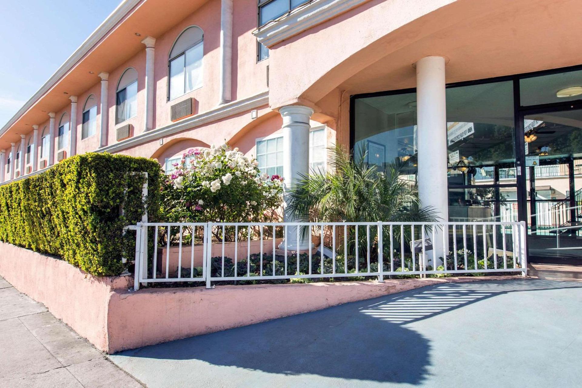 Rodeway Inn near Melrose Ave photo 1