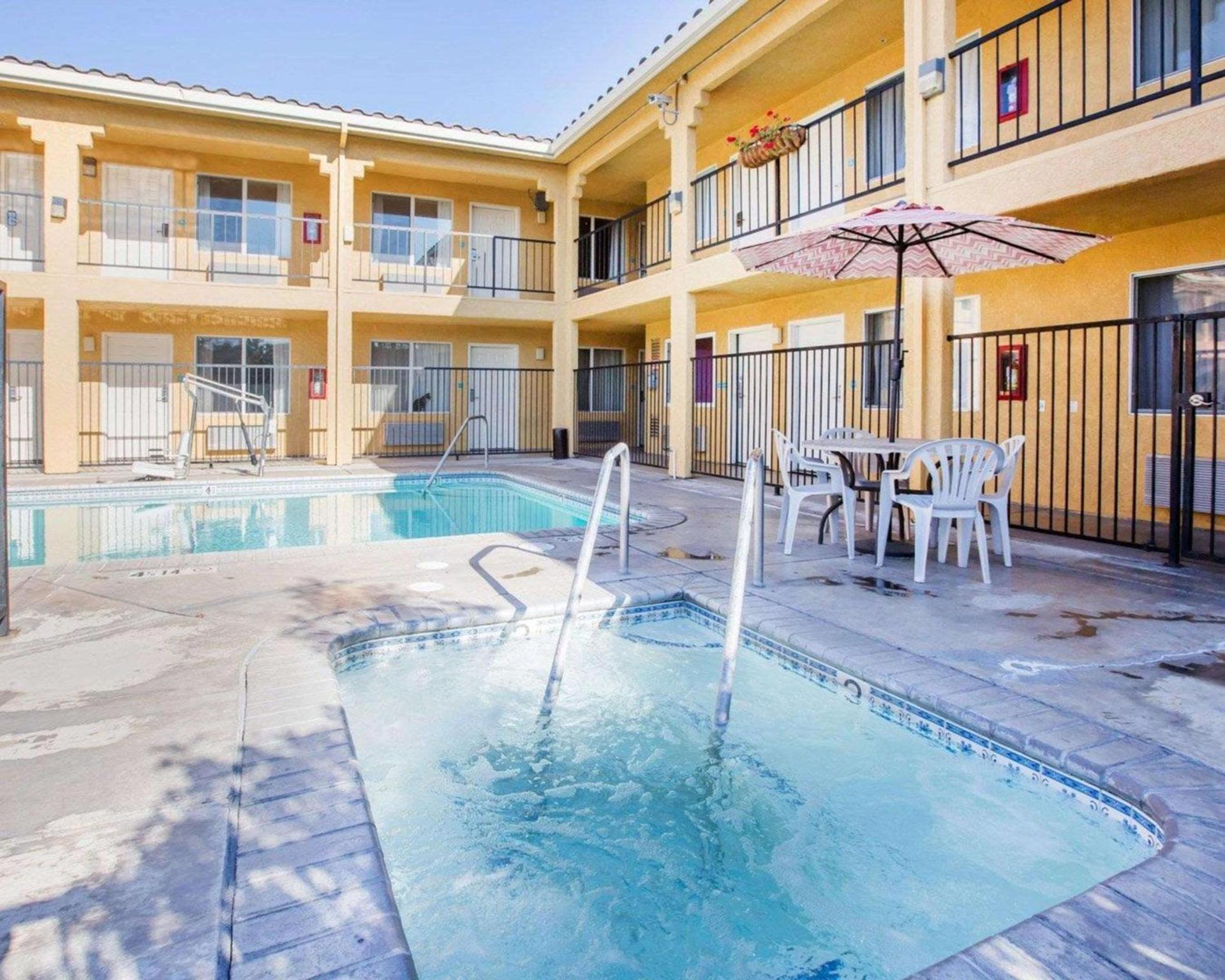 Econo Lodge Inn & Suites Lodi - Wine Country Area photo 4