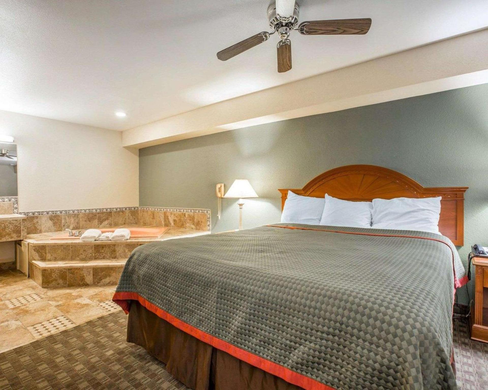 Rodeway Inn Delano photo 14