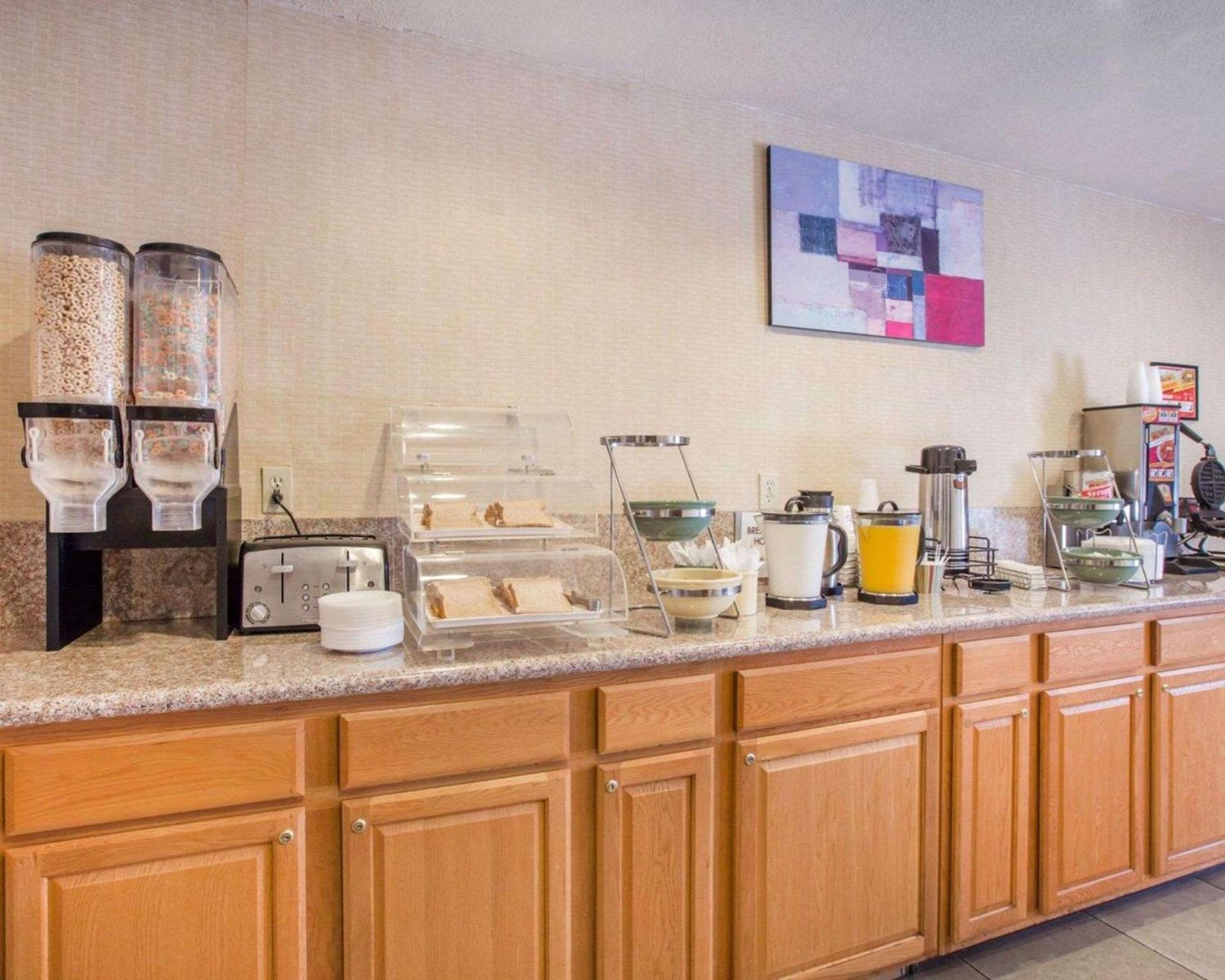 Econo Lodge Inn & Suites Lodi - Wine Country Area photo 14