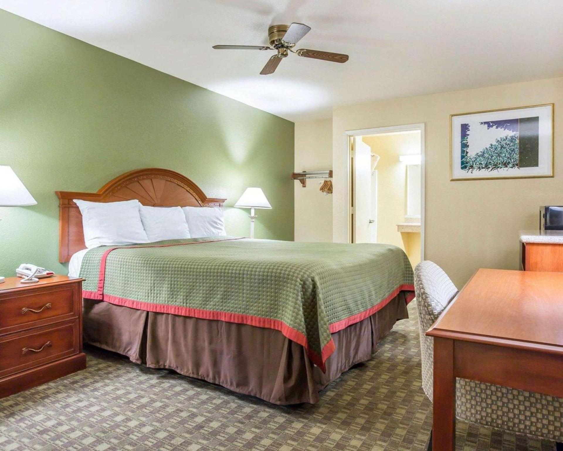 Rodeway Inn Delano photo 9