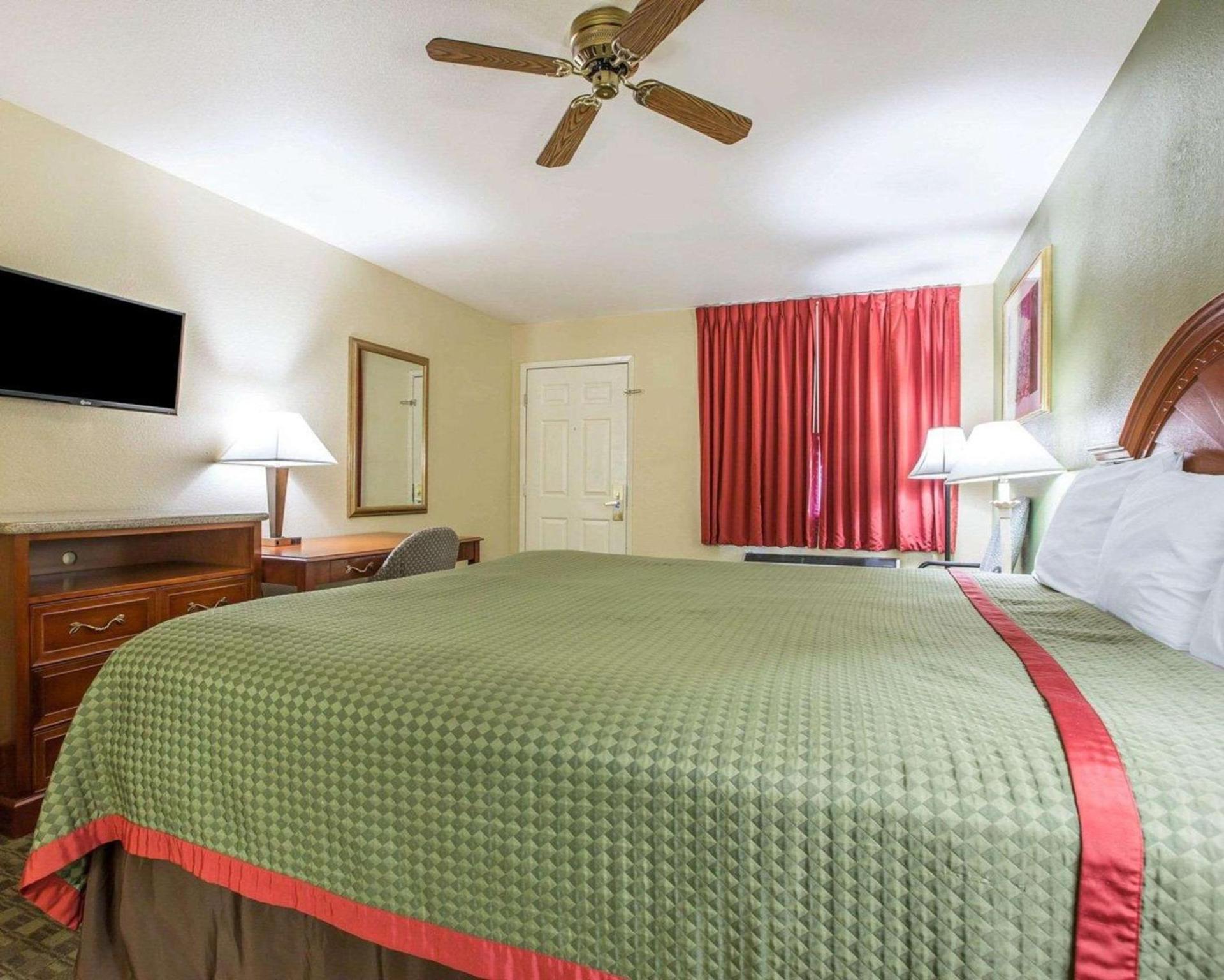 Rodeway Inn Delano photo 8