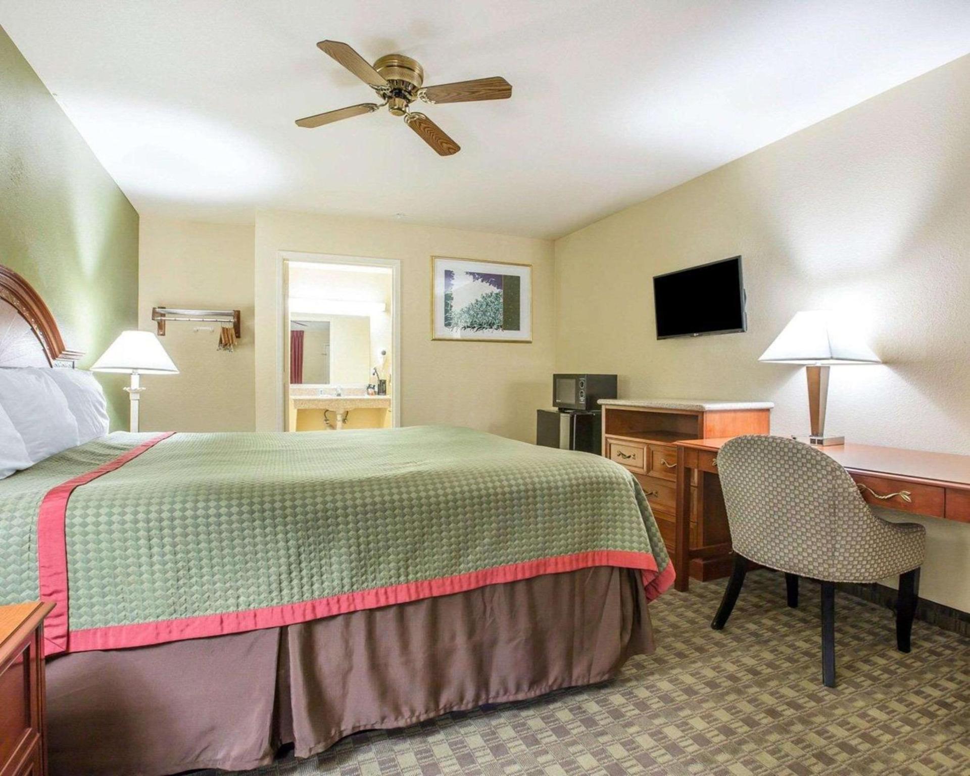 Rodeway Inn Delano photo 5