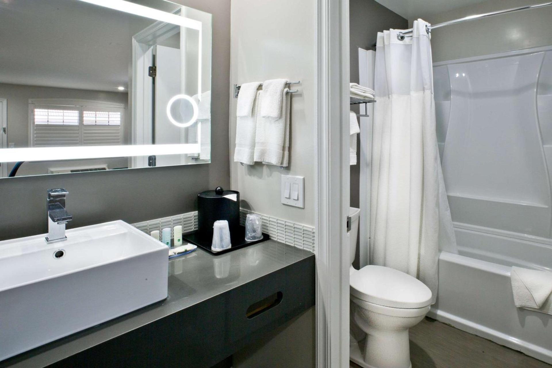 Bay Area Inn & Suites photo 36