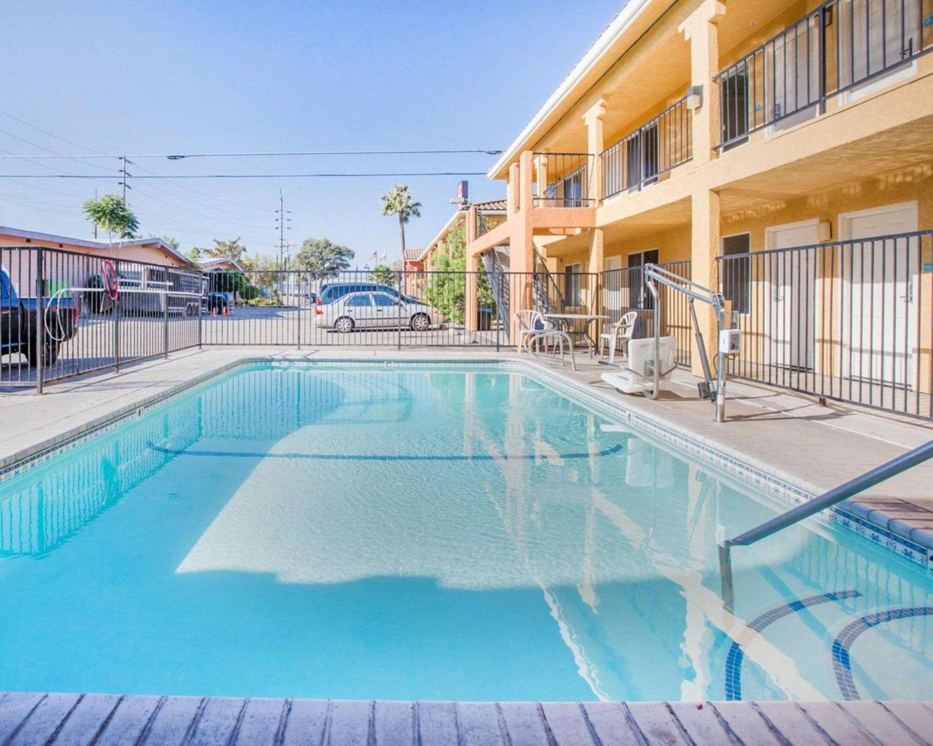 Econo Lodge Inn & Suites Lodi - Wine Country Area photo 7