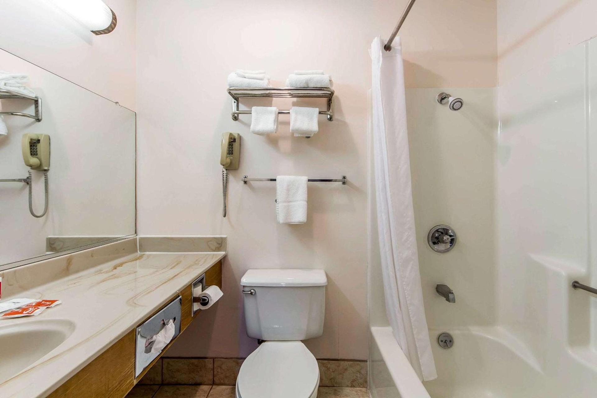 Econo Lodge Castro Valley I-580 photo 15