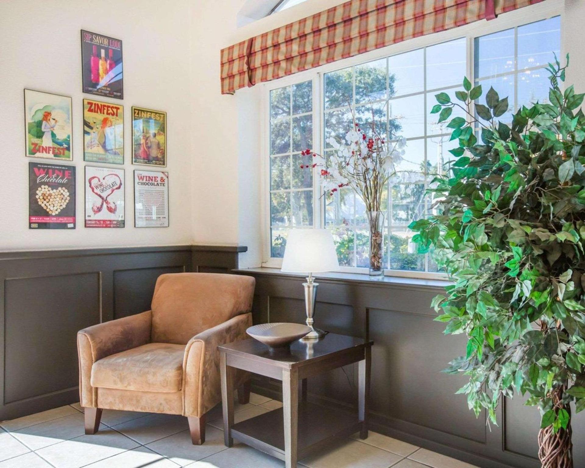 Econo Lodge Inn & Suites Lodi - Wine Country Area photo 5