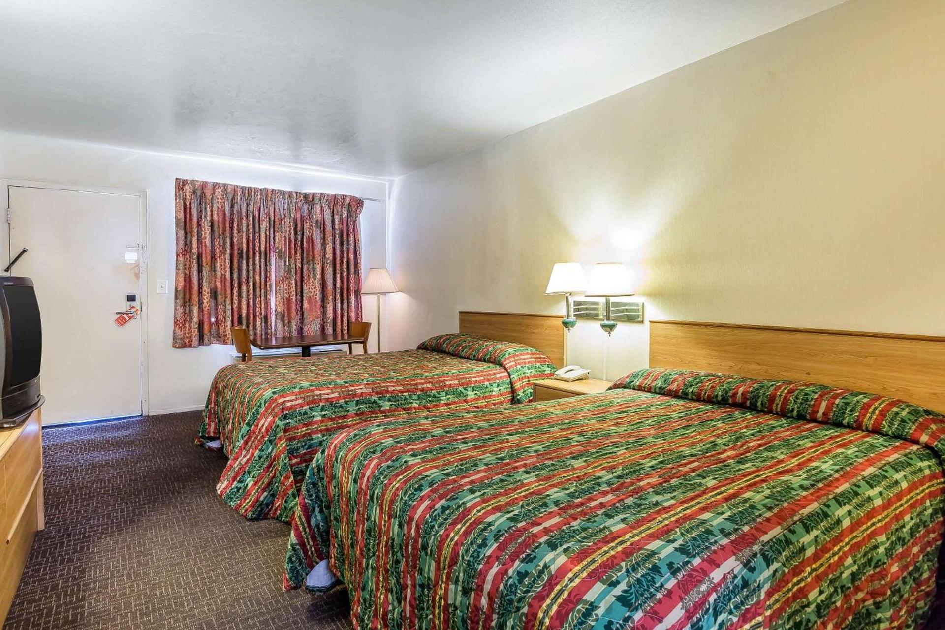 Rodeway Inn Magic Mountain Area photo 3