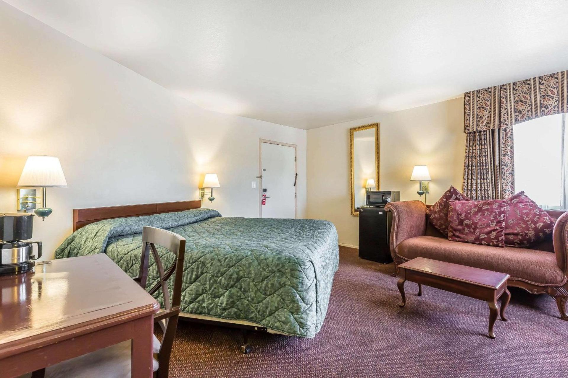 Rodeway Inn Magic Mountain Area photo 5