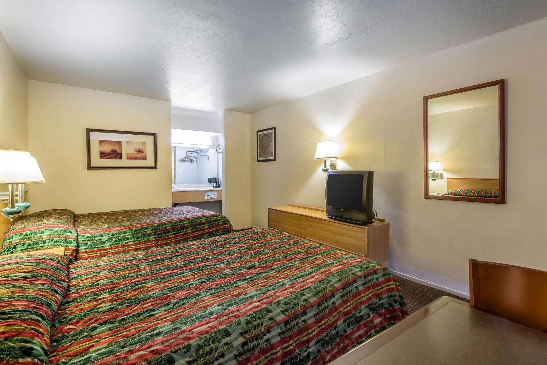 Rodeway Inn Magic Mountain Area photo 7