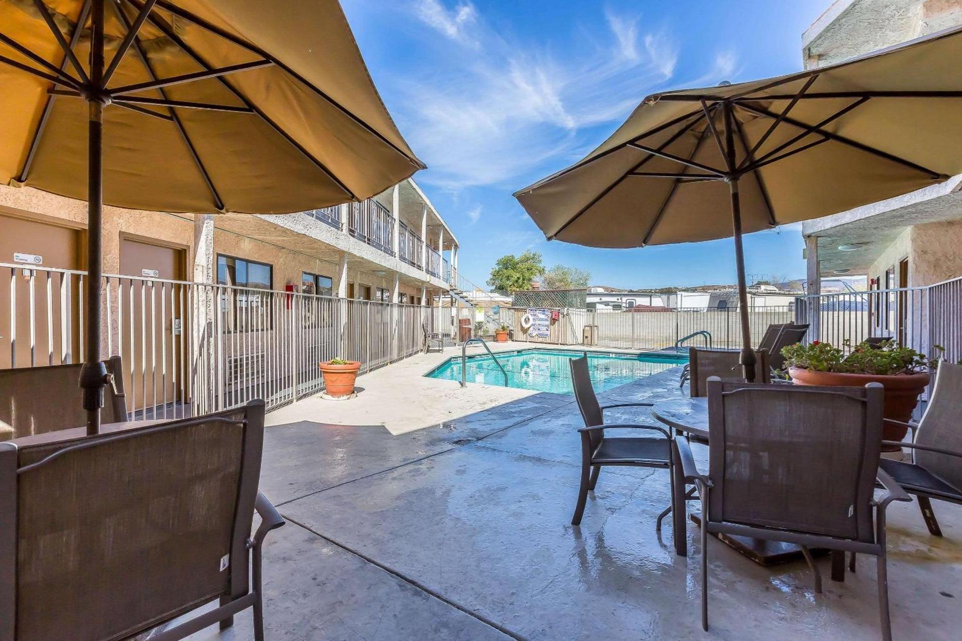 Rodeway Inn Magic Mountain Area photo 10