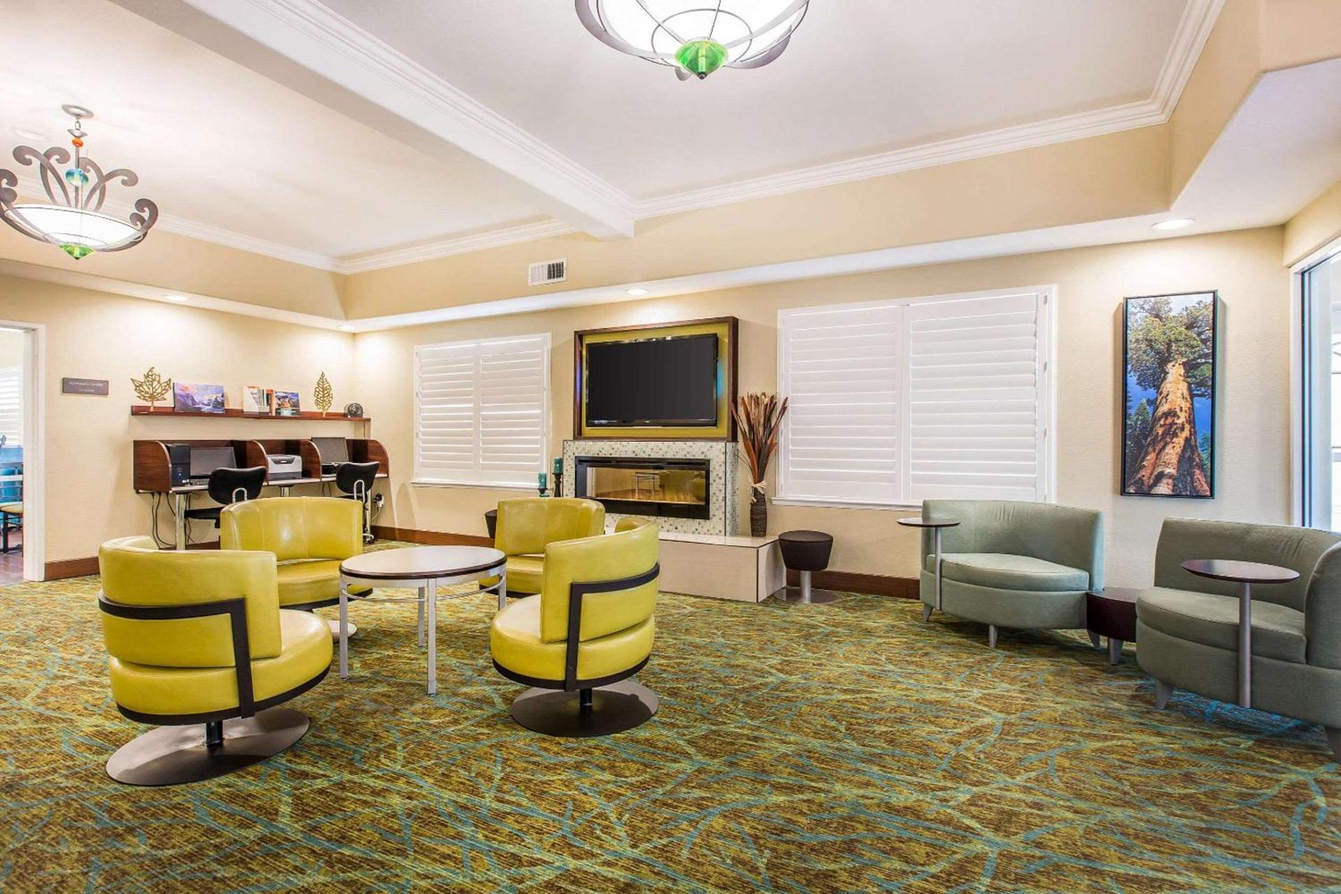 Comfort Suites Fresno River Park photo 7