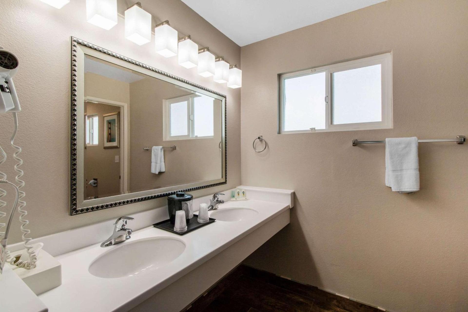 Ramada Bayside Inn & Suites Eureka photo 28
