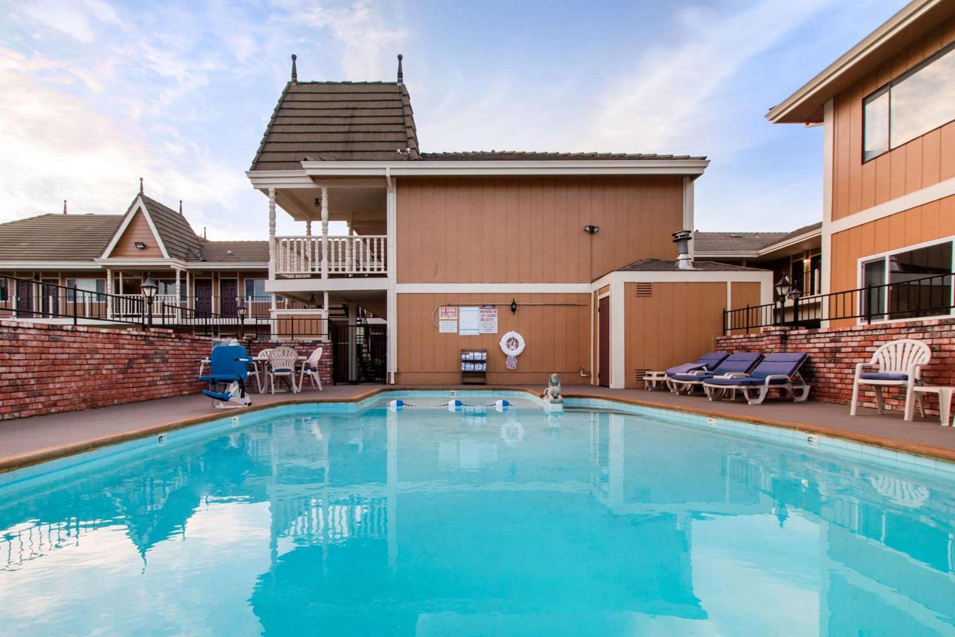 Ramada Bayside Inn & Suites Eureka photo 2