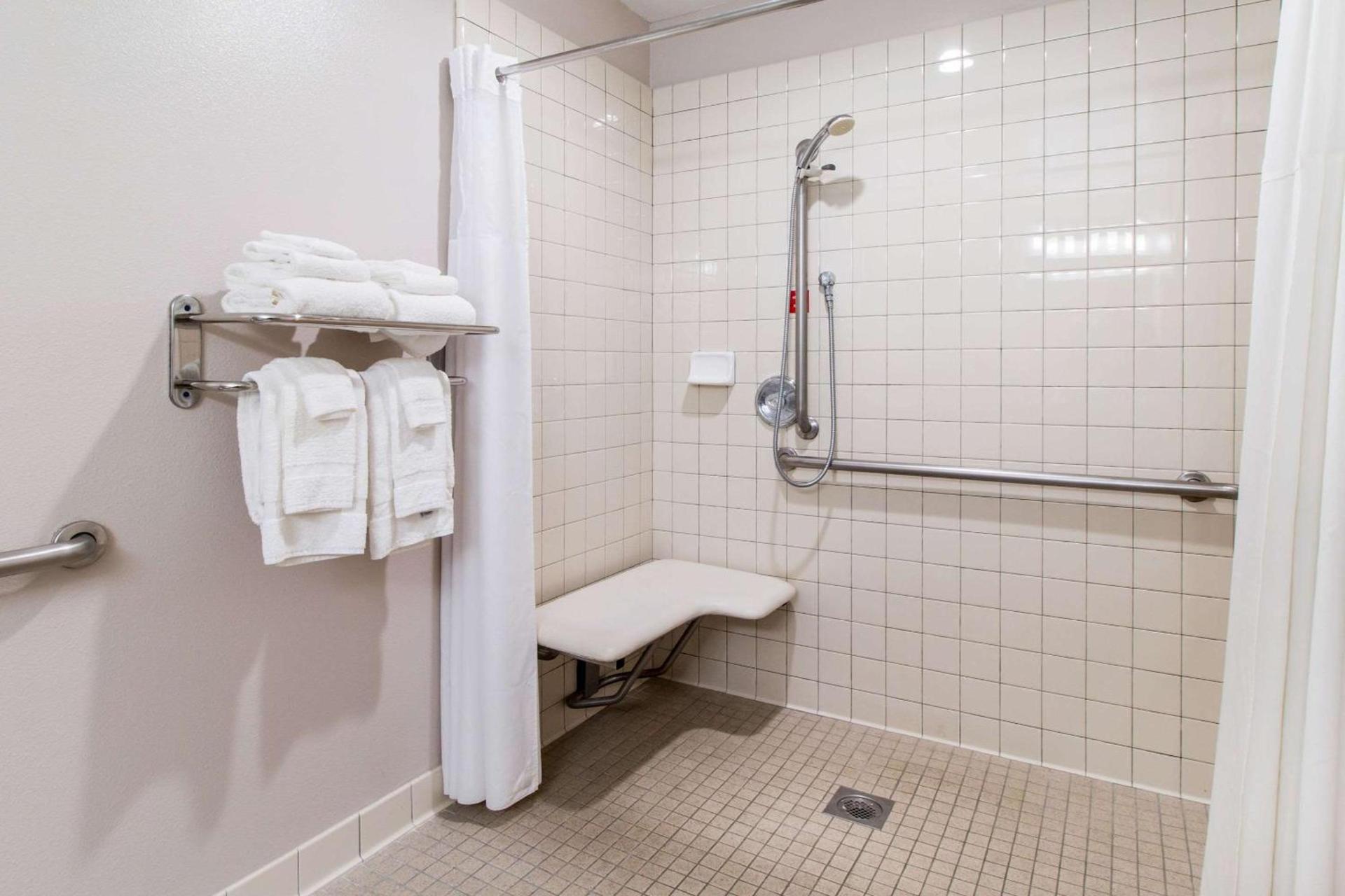 Ramada Bayside Inn & Suites Eureka photo 9