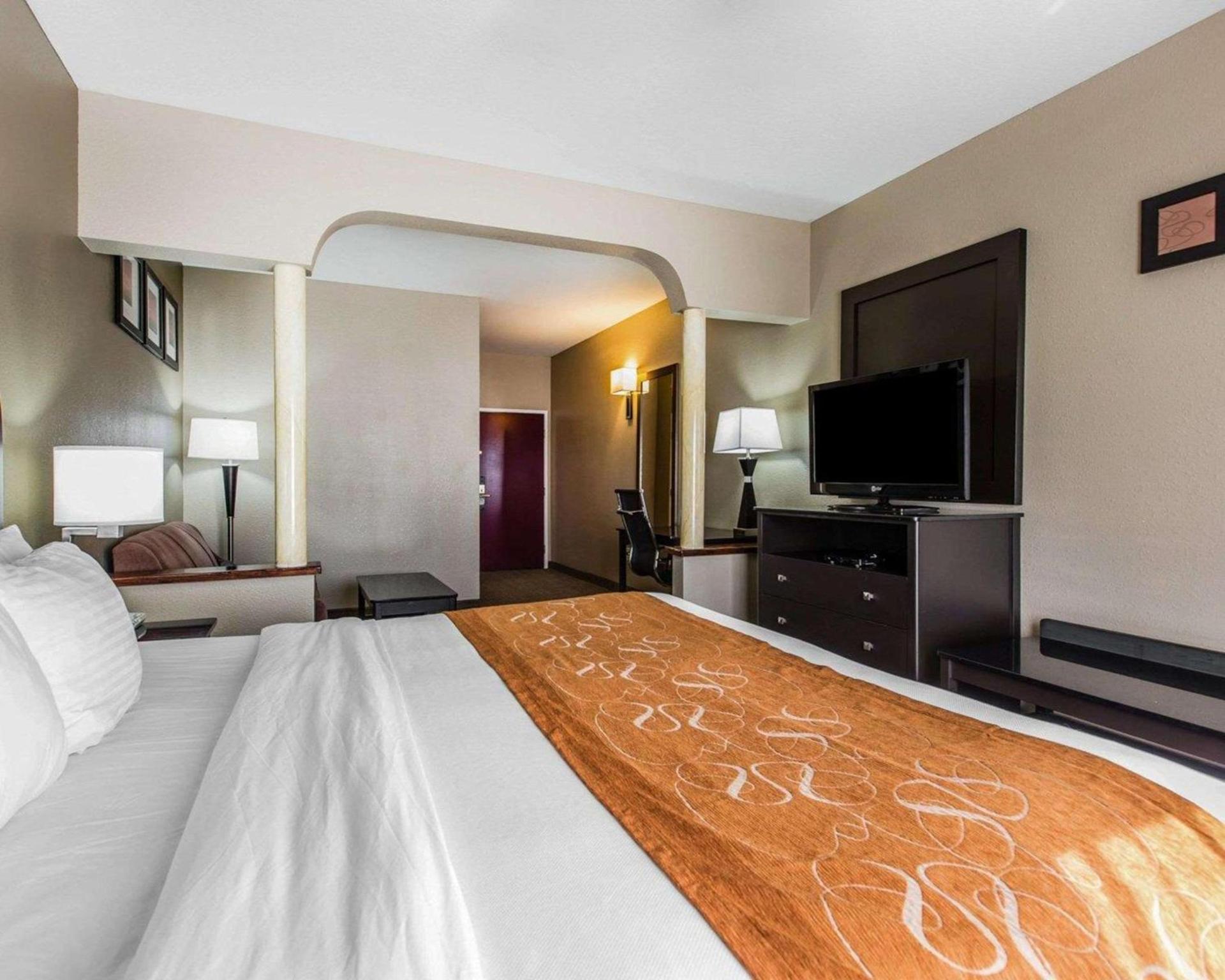 Comfort Suites Bakersfield photo 19