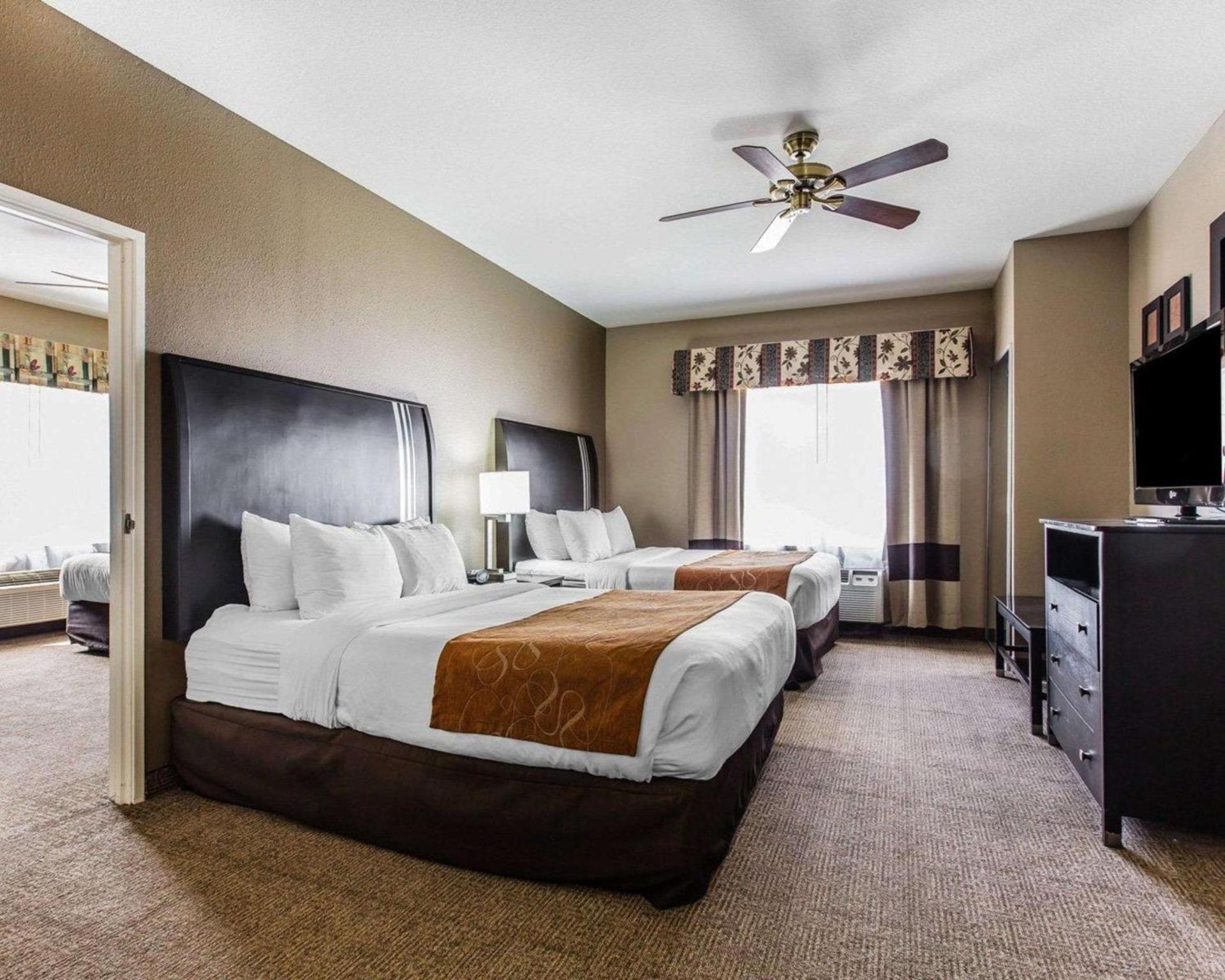 Comfort Suites Bakersfield photo 20