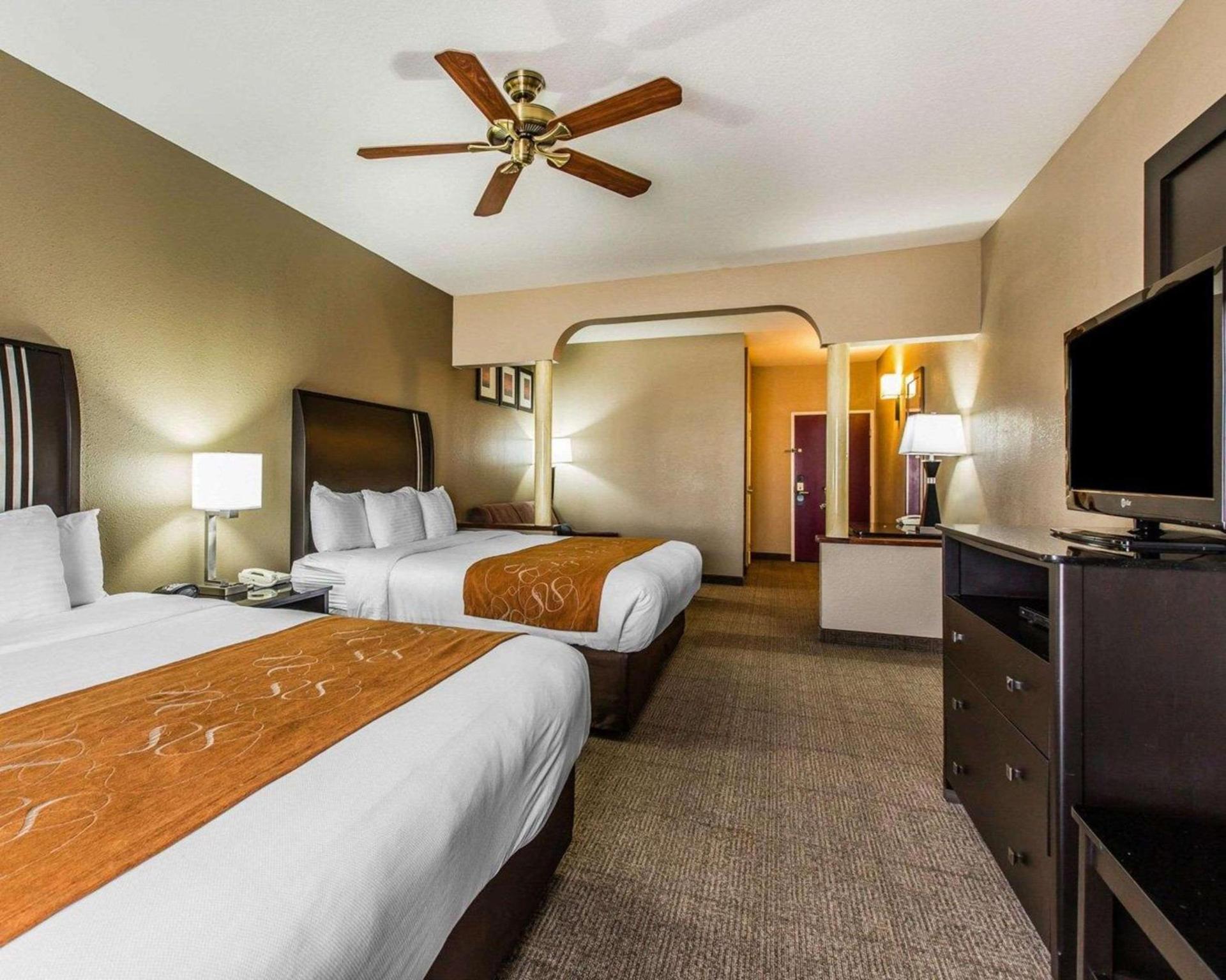 Comfort Suites Bakersfield photo 14